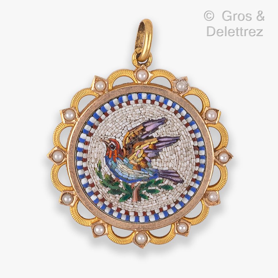 Null Pendant in yellow gold, decorated with a micro-mosaic with bird in a pearl &hellip;