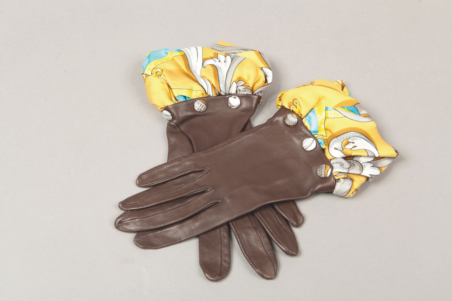 Null *HERMES Paris made in France - Pair of gloves in coffee kid leather, remova&hellip;