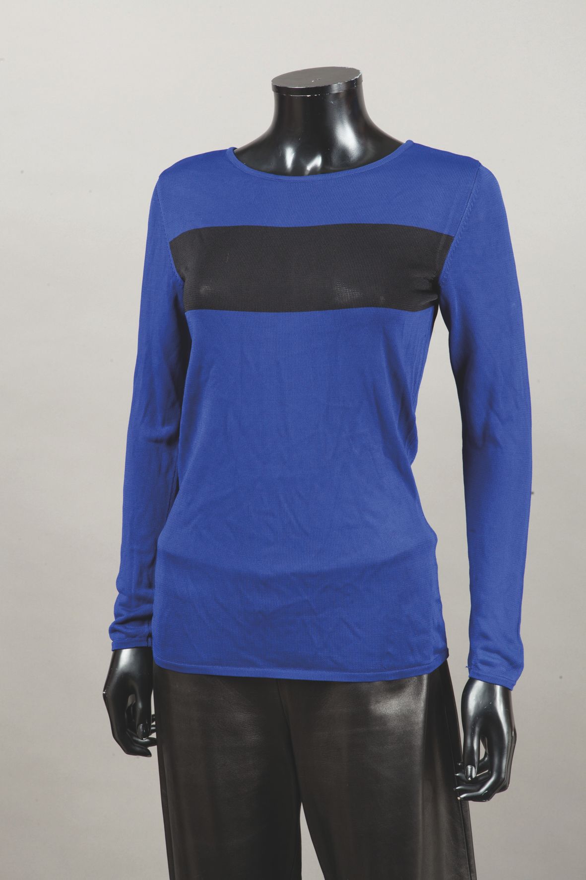 Null *HERMES Paris 意大利制造 - 电蓝色针织衫，黑色，圆领，长袖。白色标签，黑色图案。T.S.