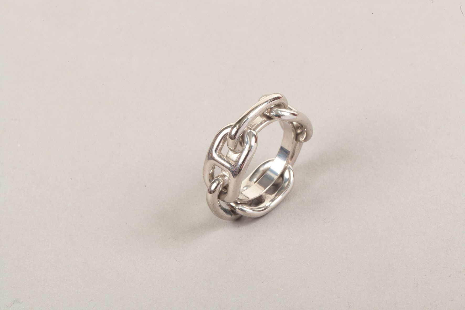 Null HERMES Paris - "Chaîne d'Ancre" 镀银金属围巾戒指。
