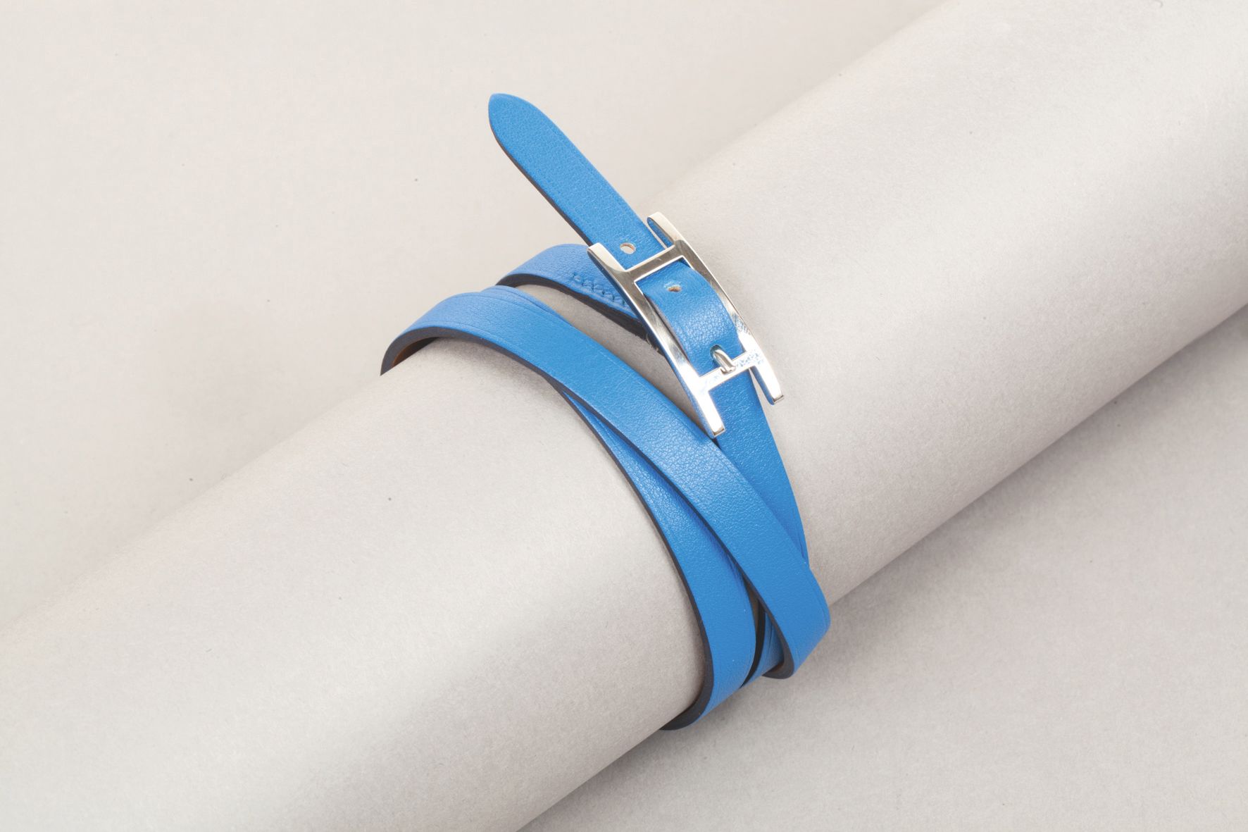 Null *HERMES Paris made in France - Bracelet "Hapi 4" in gold calfskin, blue, cl&hellip;