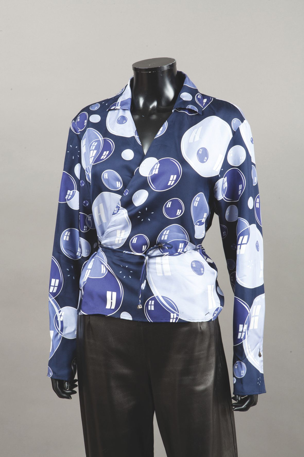 Null *HERMES Paris 法国制造 - 蓝色调印花丝质斜纹布衬衫，小领，长袖，前襟交叉绑带。白色标签，黑色图案。T.42.