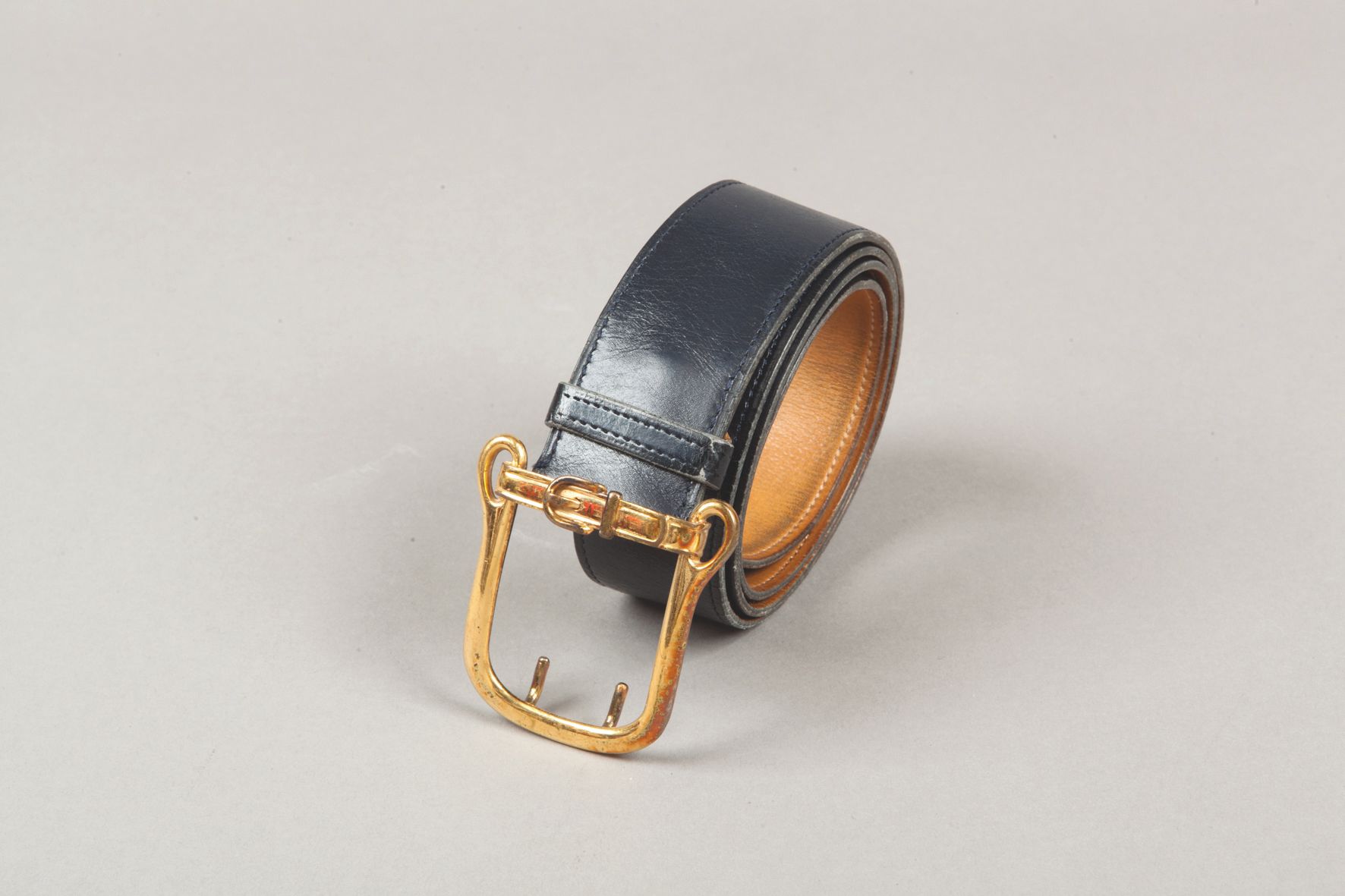 Null *HERMES Paris 法国制造 - 弧形皮带33毫米，装在海军箱中，带扣为镀金金属。(氧化，轻微缺损)。T.80.