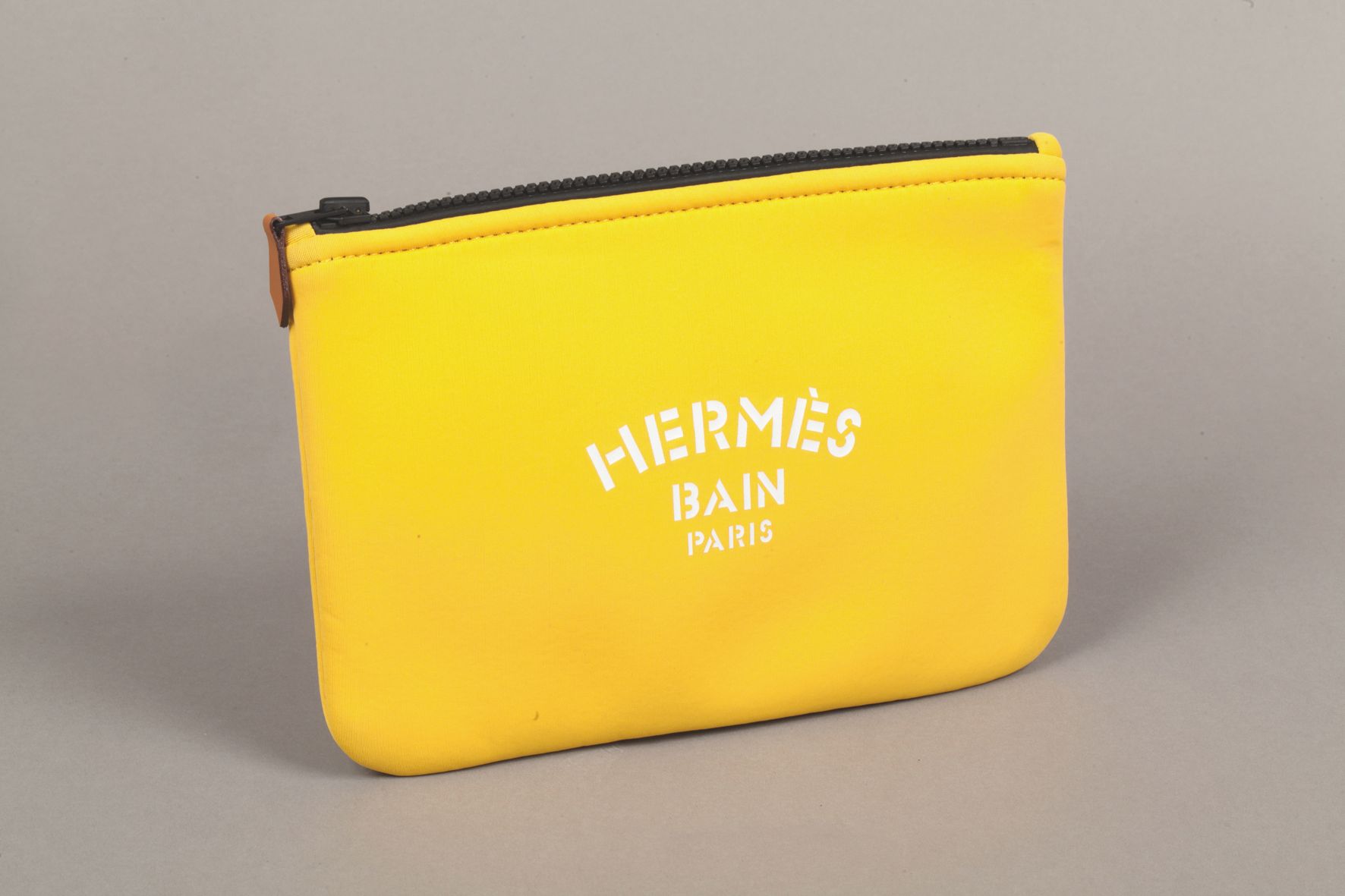 Null *HERMES Paris Bain - "Neobain "手袋PM 21cm，黄色氯丁橡胶材质，拉链封口。状况极佳。