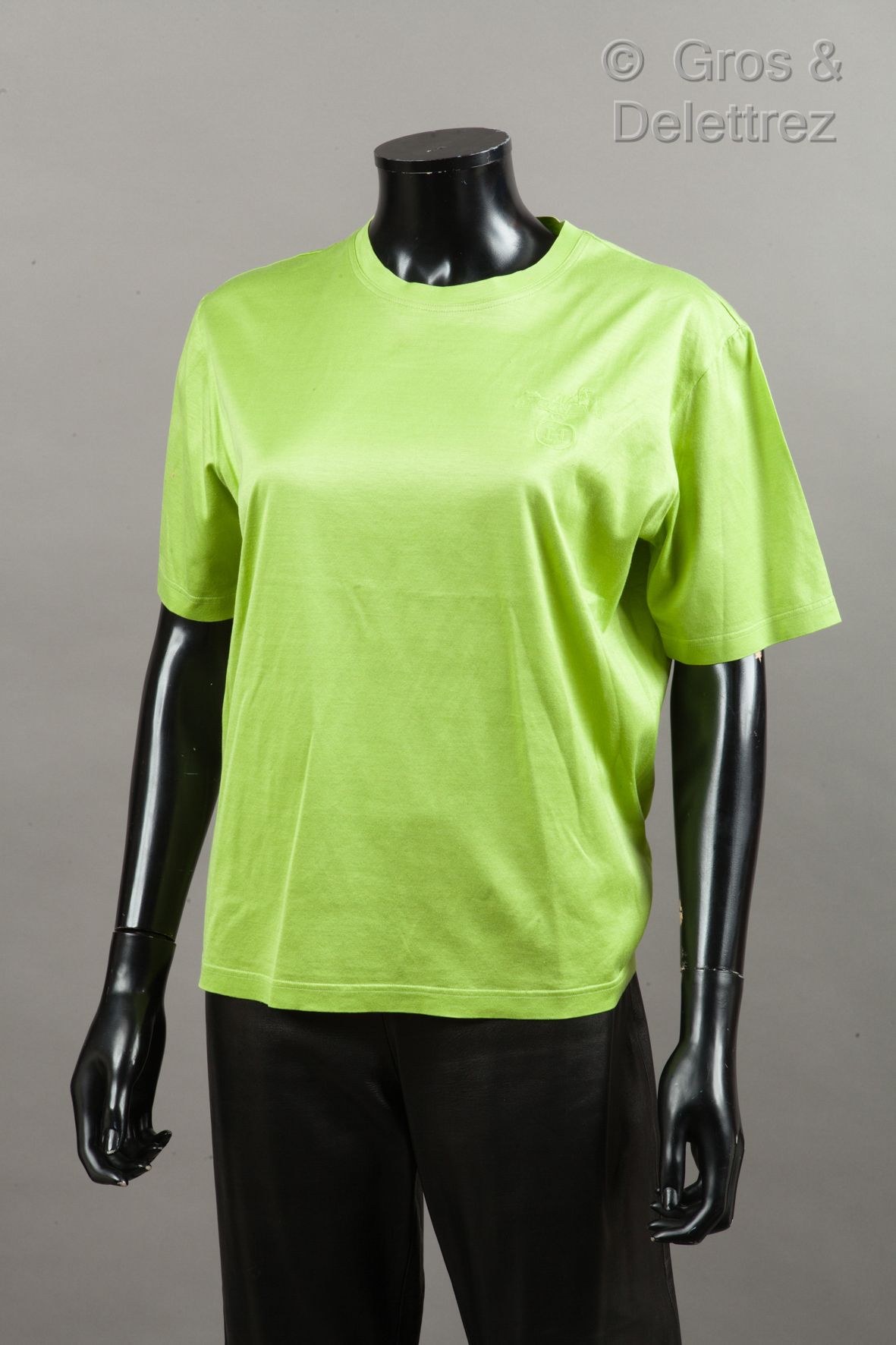 Null HERMES Paris 意大利制造 - 绿色棉质T恤，圆领，小袖，胸前绣有标志。白色标签，黑色图案。T.M.