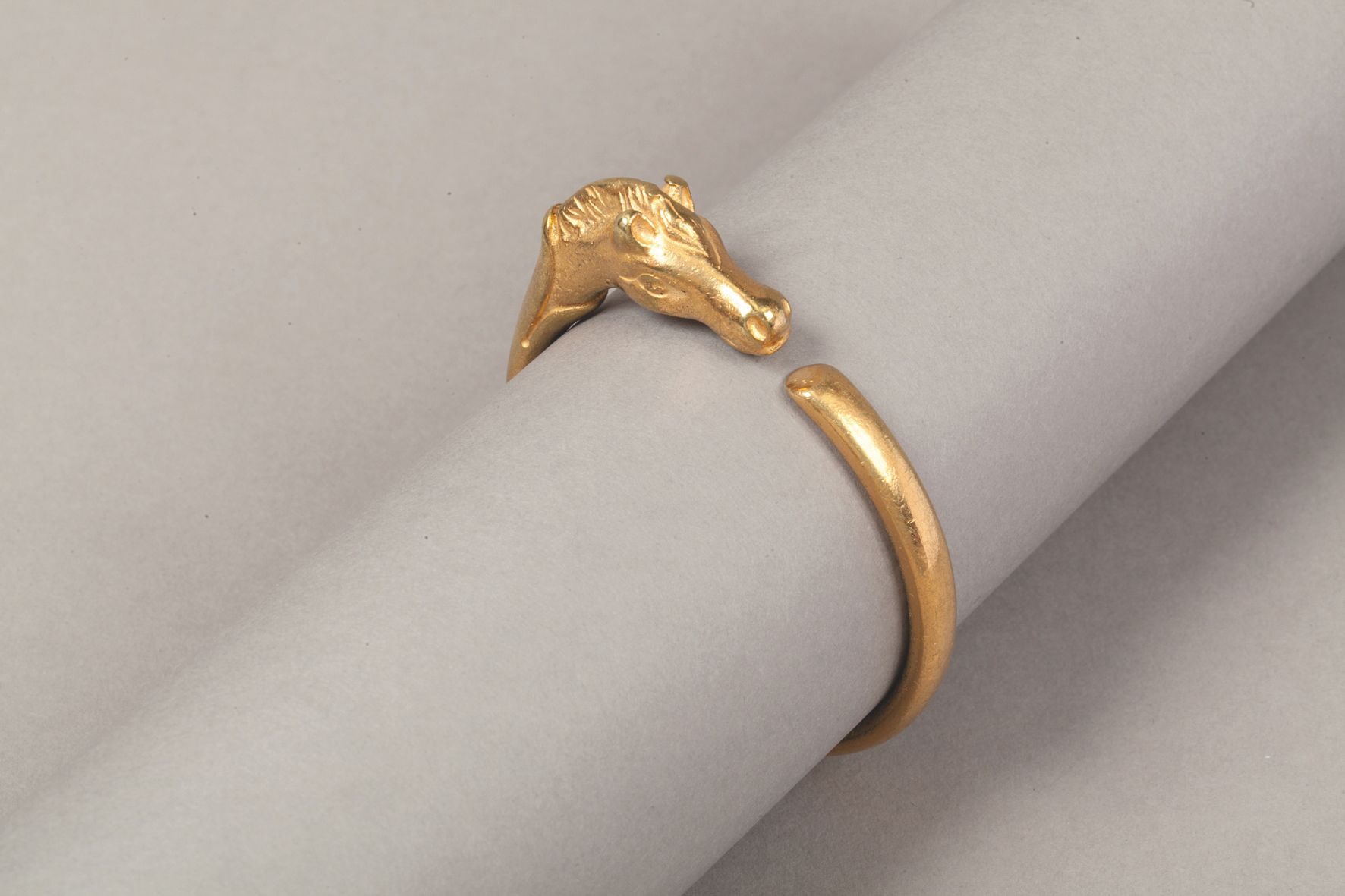 Null *HERMES巴黎由Ravinet Denfert在法国制造 - 显示马头的镀金金属手镯。直径：6.2厘米。(穿)。