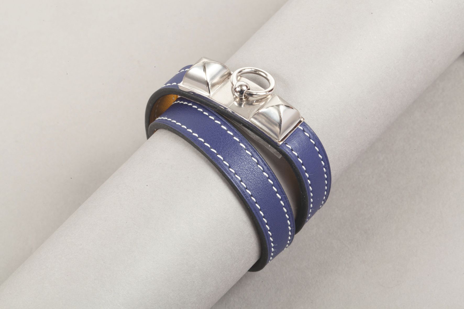 Null *HERMES Paris法国制造 - "Rivale "双圈手镯，蓝宝石色Swift小牛皮，白色缝线，镀银金属图案。T.2.