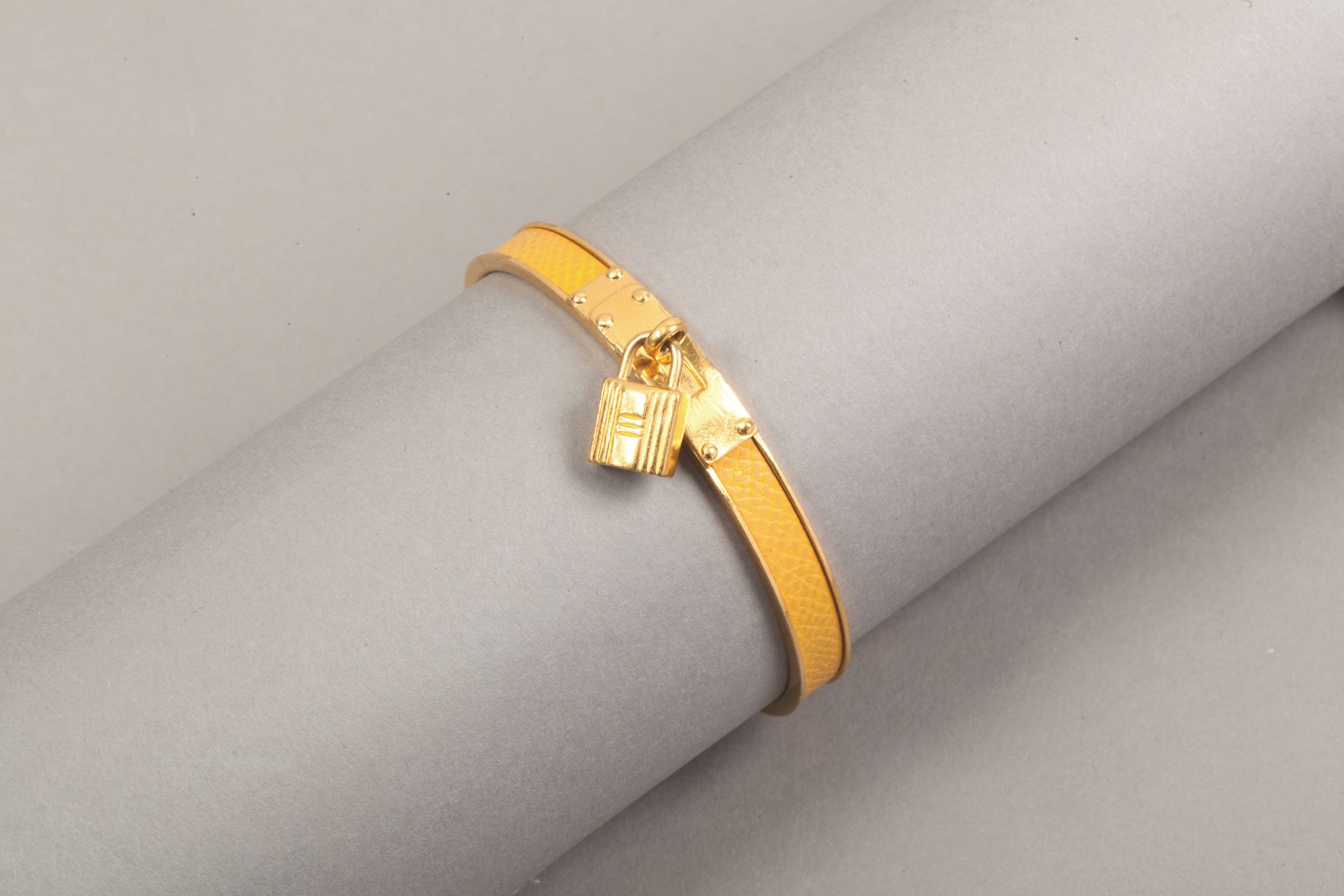 Null HERMES Paris made in France - Brazalete "Kelly" de metal dorado y cuero ama&hellip;