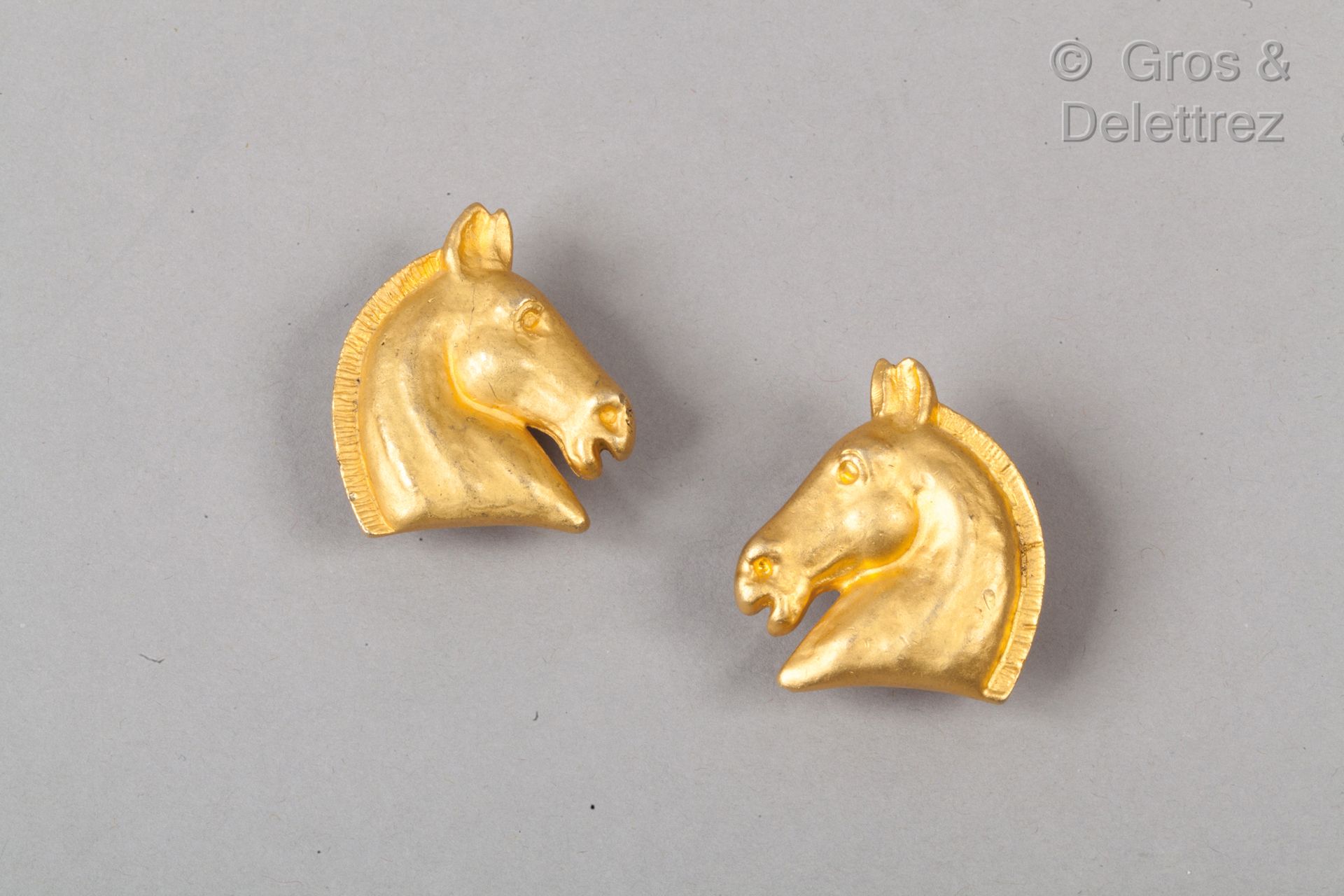 Null HERMES Paris Bijouterie Fantaisie - 一对显示马匹轮廓的镀金金属耳夹。高度：3.5厘米。