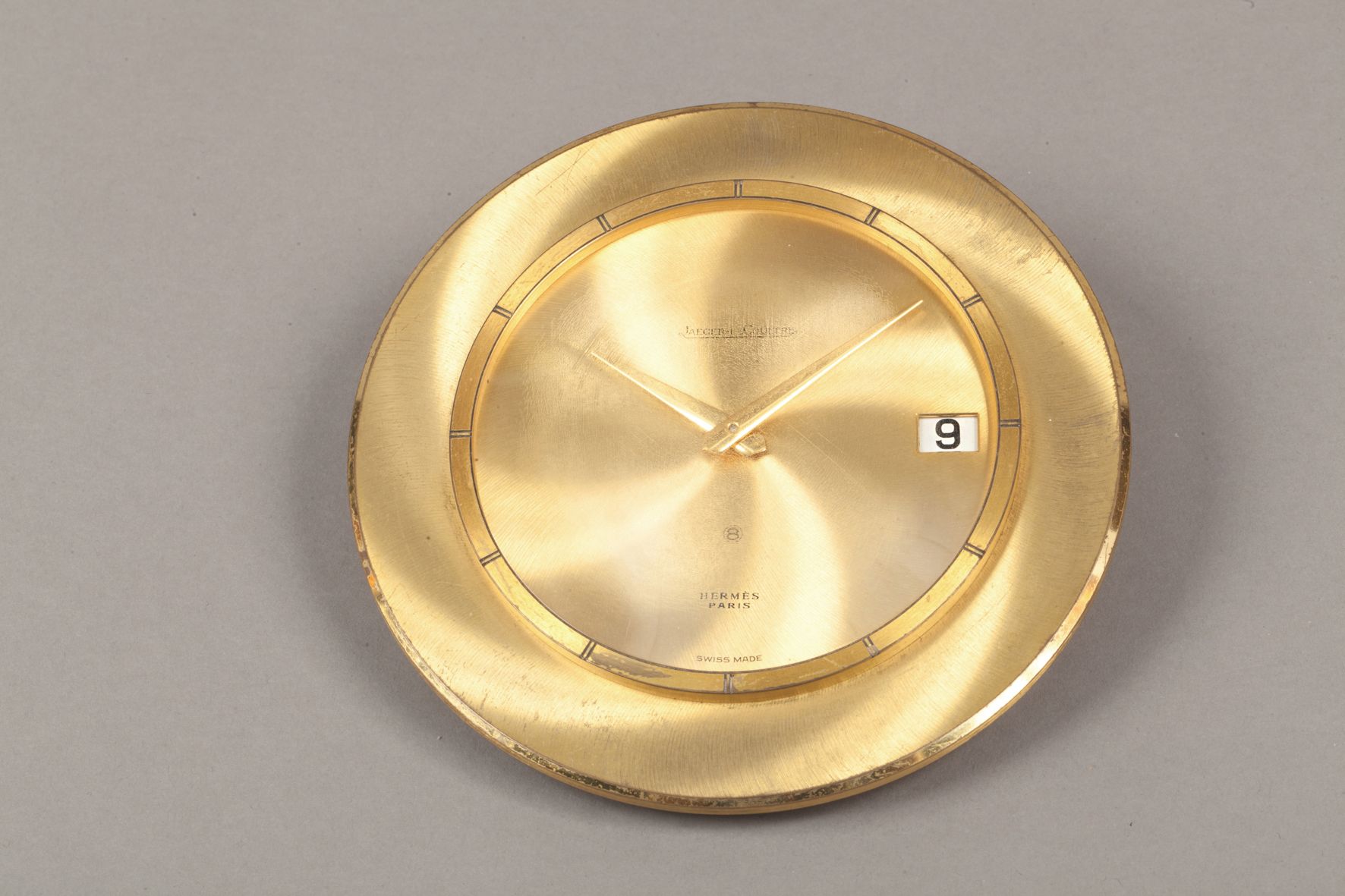 Null *HERMES Paris 瑞士制造 Jarger-Lecoultre n°463-24263 - 拉丝镀金金属八天钟，日期在三点钟方向，积家机芯。(&hellip;