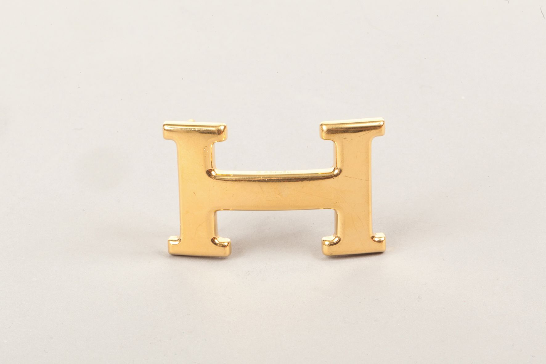 Null *HERMES Paris - "Constance" buckle 32mm in gilded metal. (Scratches).