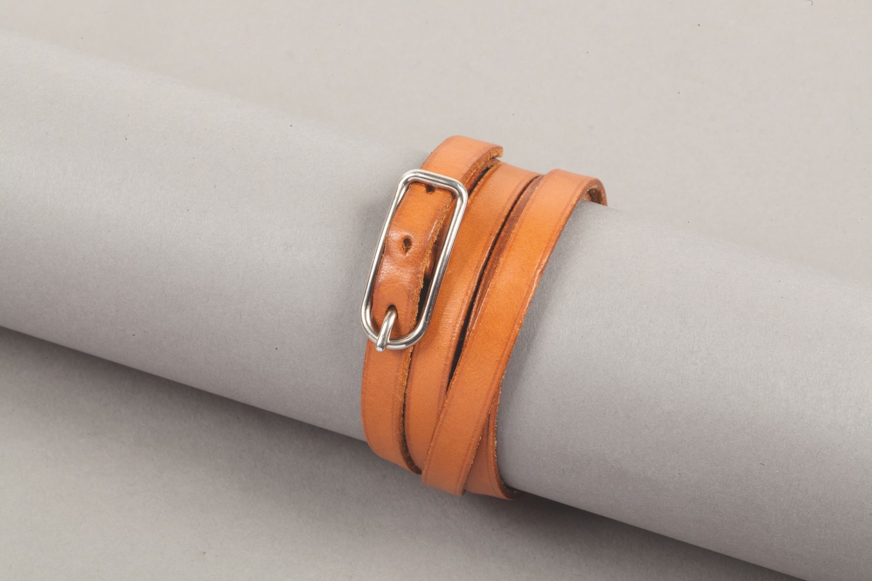 Null *HERMES Paris - Bracelet multitour en cuir naturel, fermoir en métal argent&hellip;