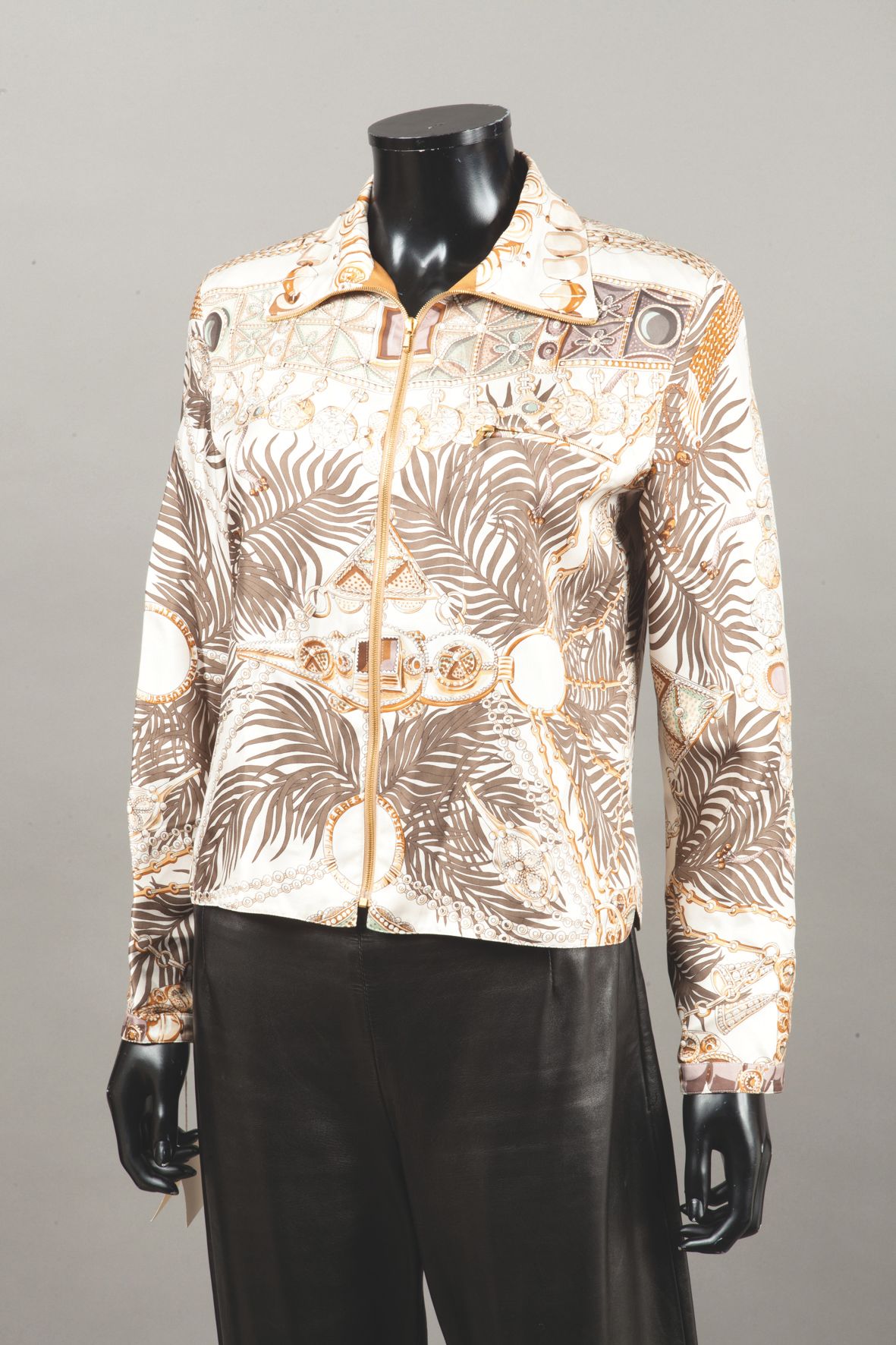 Null *HERMES Paris 法国制造 - 米色背景印花丝质斜纹布短款拉链衬衫，标题为 "Terres Précieuses"，小领，长袖，拉链胸袋。T&hellip;