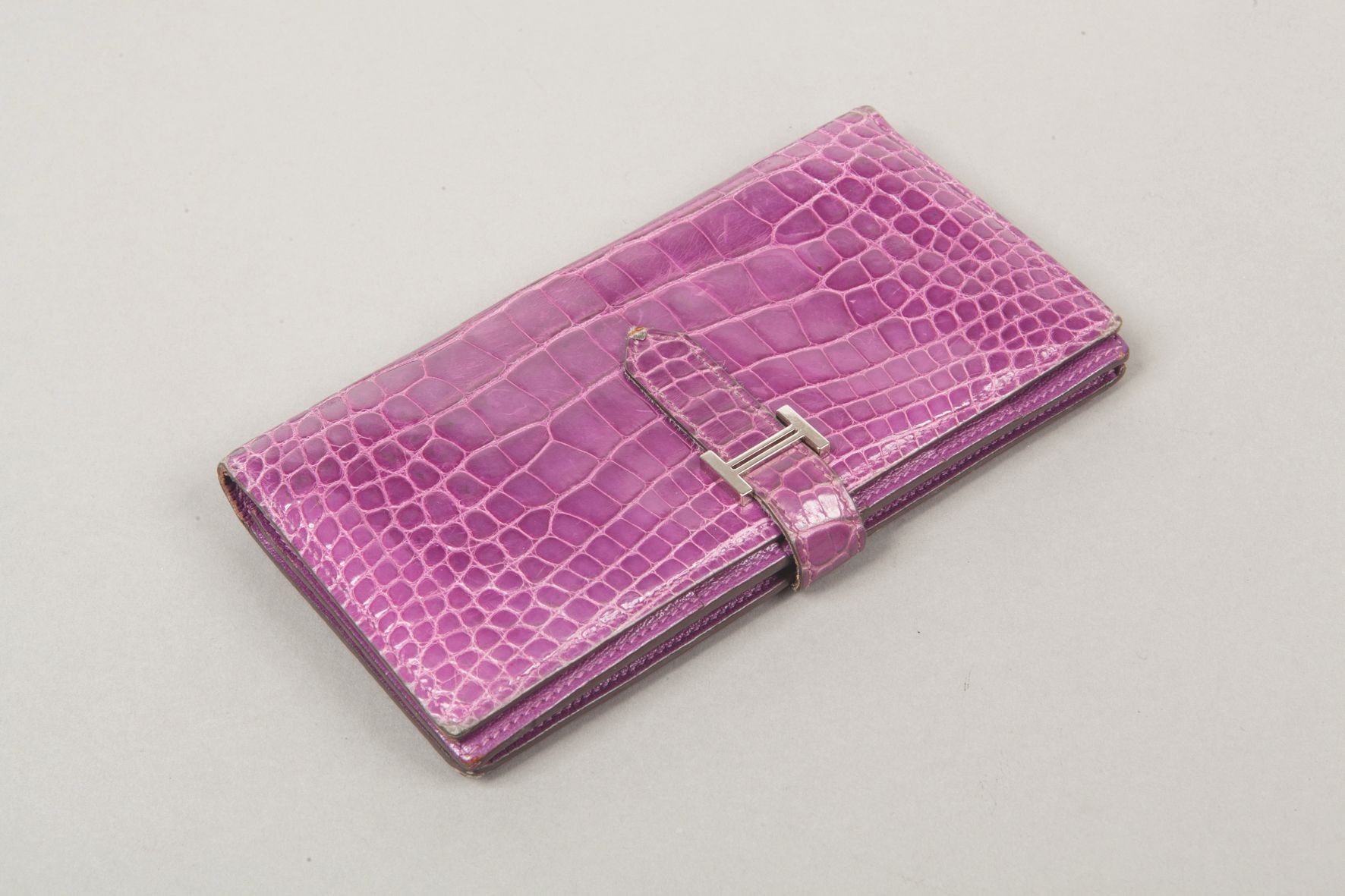 Null *∆ HERMES Paris made in France year 2008 - 紫晶色鳄鱼皮钱包 "Béarn"，舌扣，内有卡夹，钱包。(磨损，&hellip;