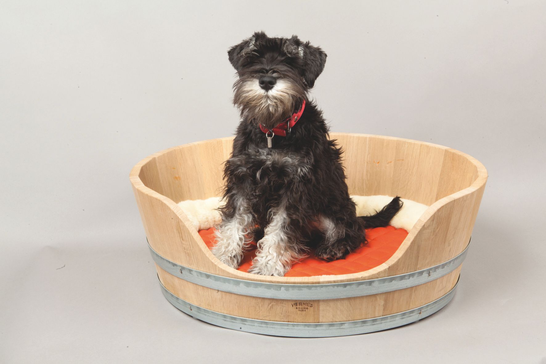 Null *HERMES Sellier - 橡木制成的狗床，双面可清洗垫子，由羊皮和技术织物制成。尺寸：68 x 23 x 56厘米。