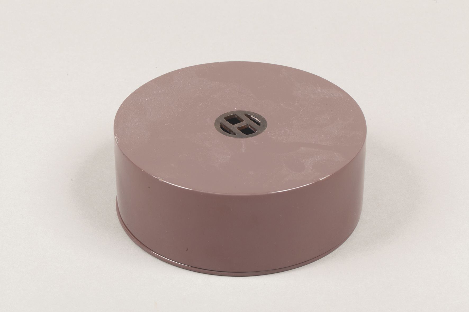 Null *HERMES Paris 越南制造 - 棕色漆木圆盒，上有水牛角的 "H "字样。直径：19厘米。(有轻微裂痕)。
