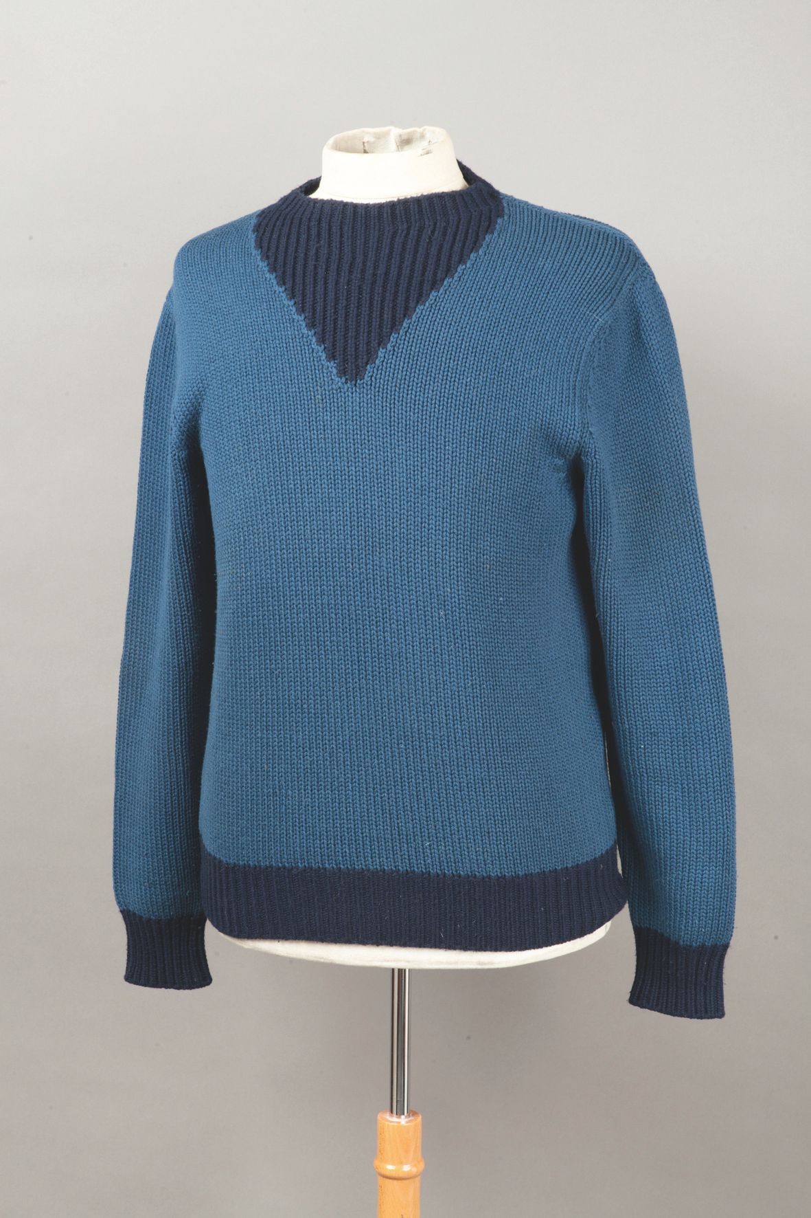 Null *HERMES Paris 意大利制造 - 双色蓝色针织衫缝制的羊绒和棉质毛衣，圆领，长袖。赤褐色的标签，棕色的图案。T.M.（抽到的线）。