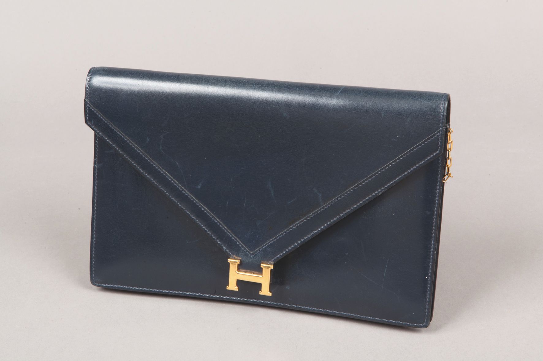 Null *HERMES Paris made in France - Bag "Lydia" 26cm in navy box, snap closure t&hellip;