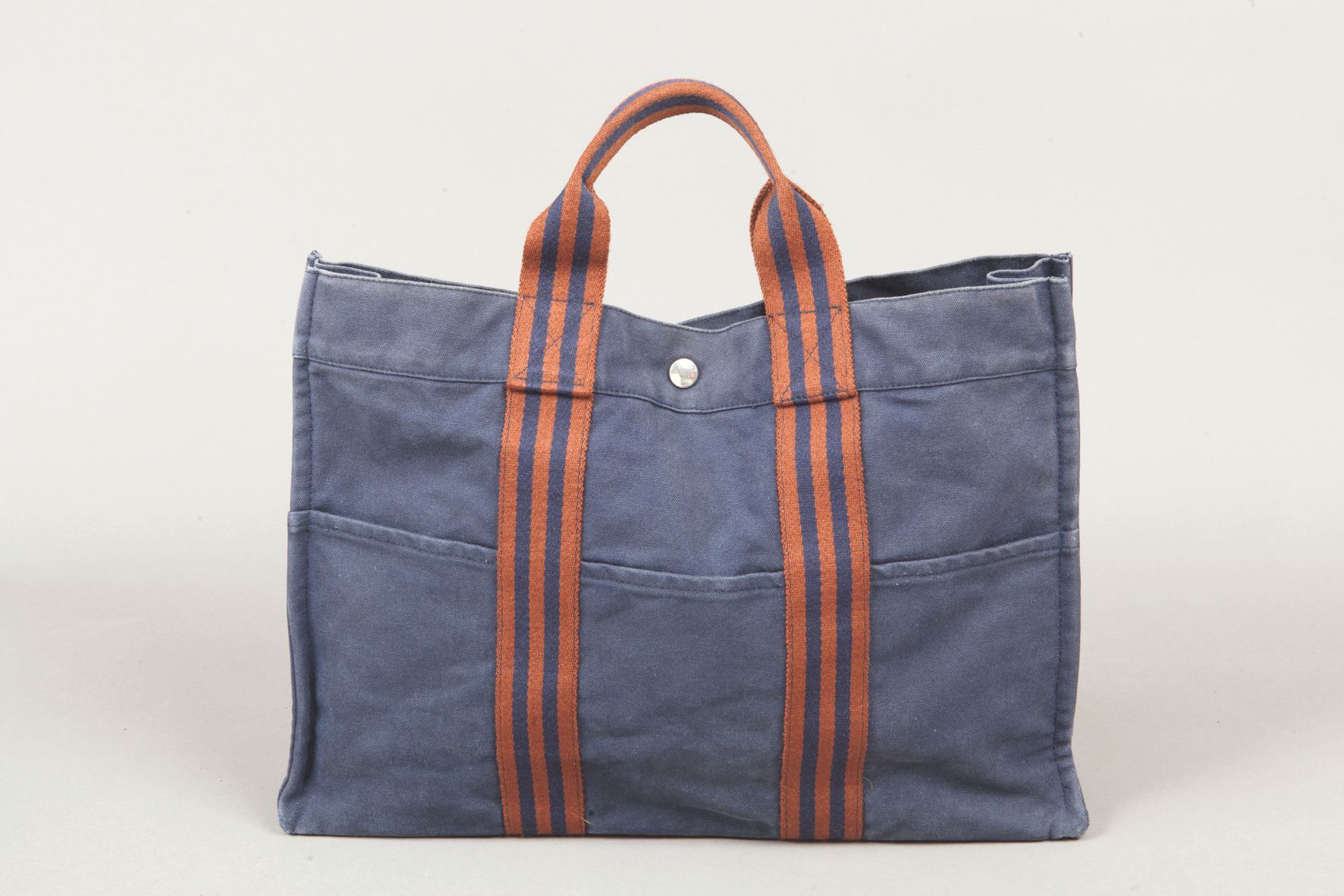 Null *HERMES Paris made in France - Bag "Toto" 43cm in navy canvas, snaps surmou&hellip;