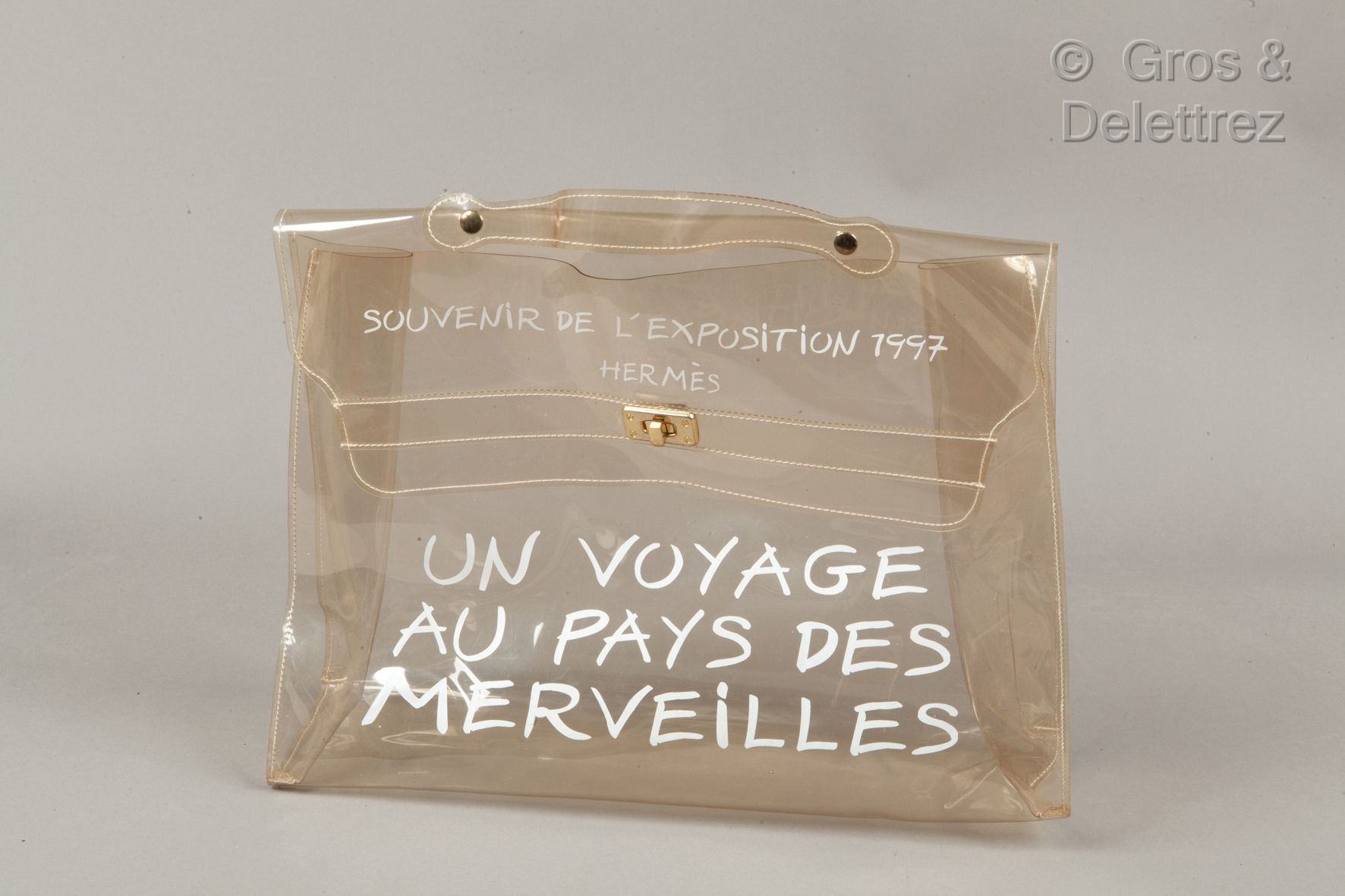 Null *HERMES 1997年 - "Kelly "包，40厘米，透明塑料材质，"1997年展览的仙境之旅纪念品"，手柄，翻盖上的旋转扣。(穿)。
