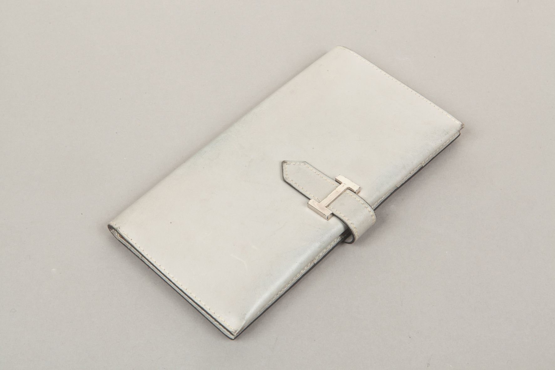 Null *HERMES Paris made in France - Portefeuille "Béarn" en box gris perle, ferm&hellip;