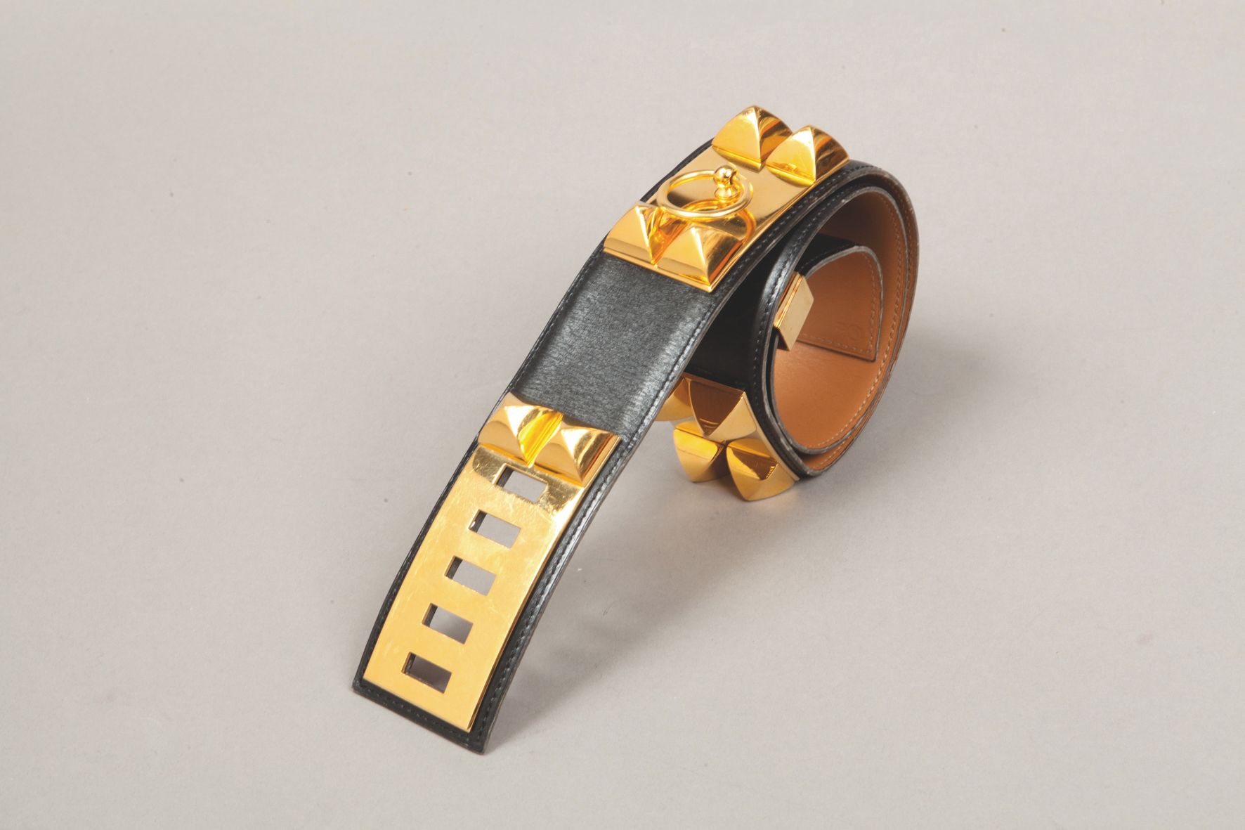 Null *HERMES Paris法国制造 - "Collier de Chien "皮带47毫米，装在黑色盒子里，饰有金色金属钉。T.72.状况良好（略有磨&hellip;
