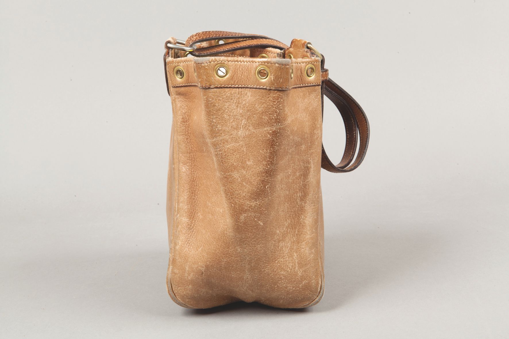 Null *HERMES Paris - 16cm purse bag in gold calfskin, closing by a sliding link,&hellip;