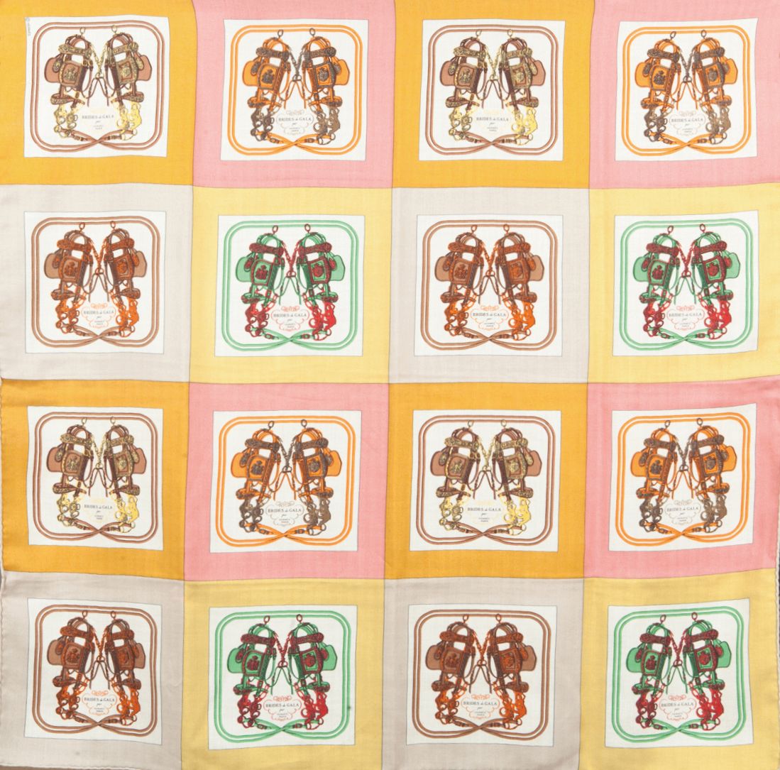 Null *HERMES 巴黎 法国制造 - 开士米和丝绸方块，装饰有粉色、黄色和米色的多个 "Brides de Gala"。状况非常好