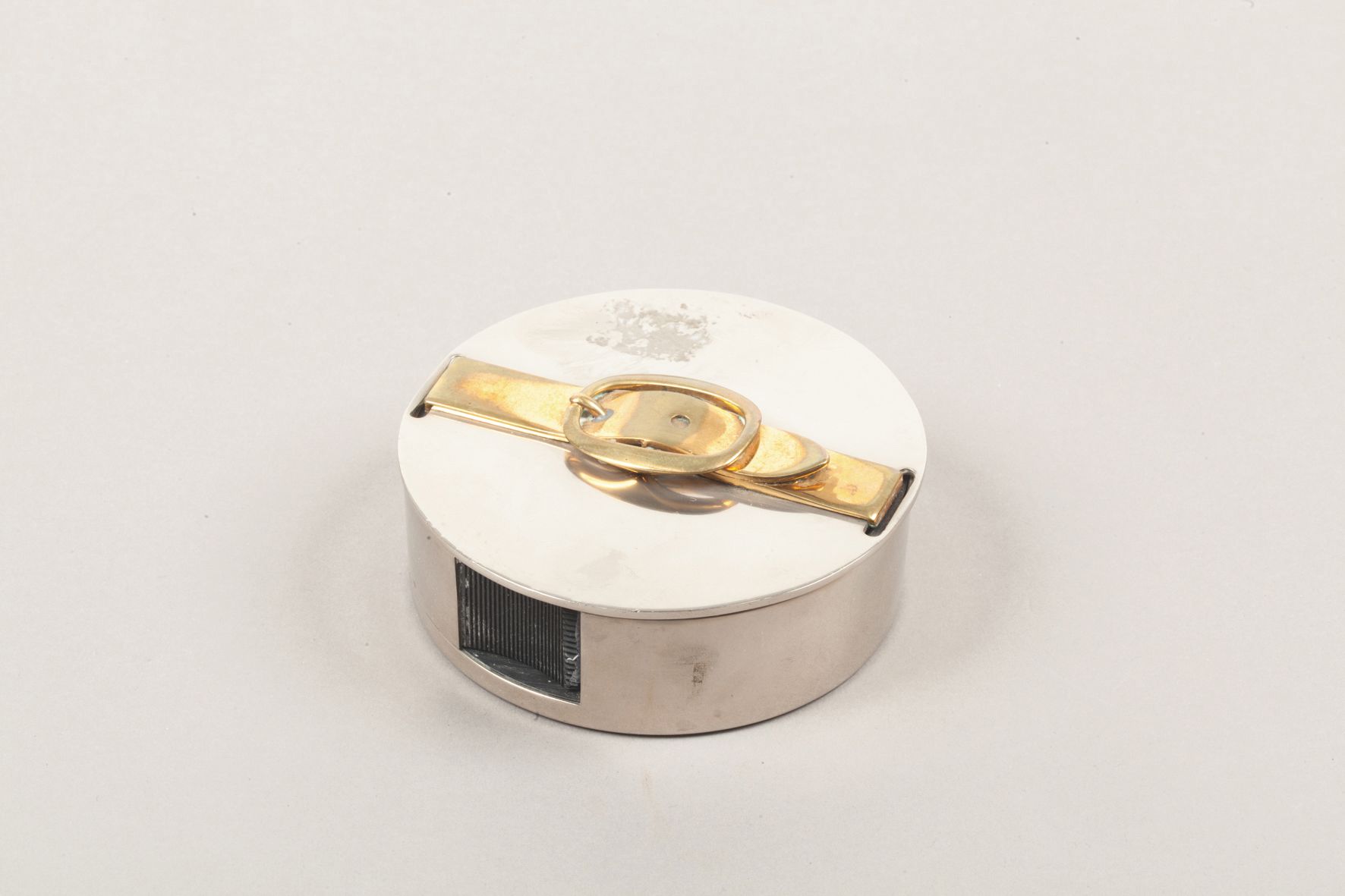 Null *HERMES巴黎由Ravinet Denfert公司在法国制造 - 镀银的金属胶带分配器，上面有一个镀金的金属皮带图案。直径：9厘米。状况良好。