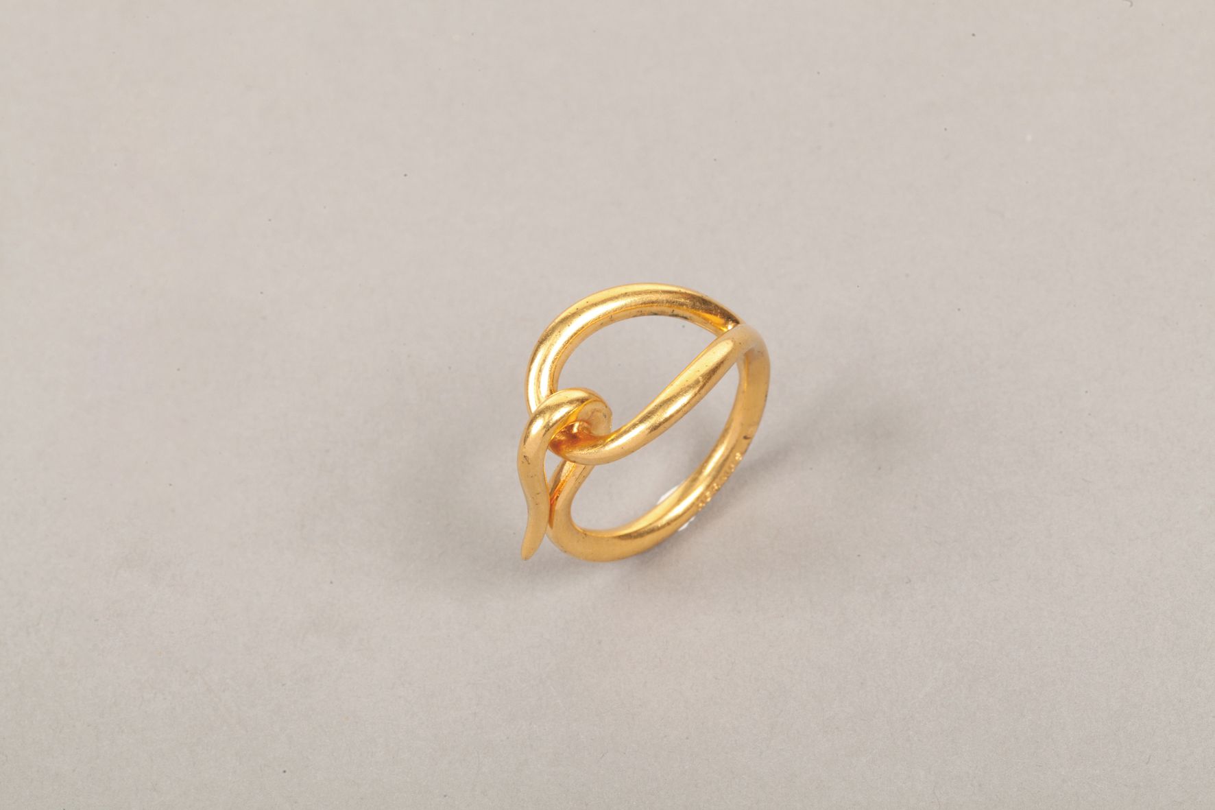 Null *HERMES Paris - "Jumbo" scarf ring in gilded metal.