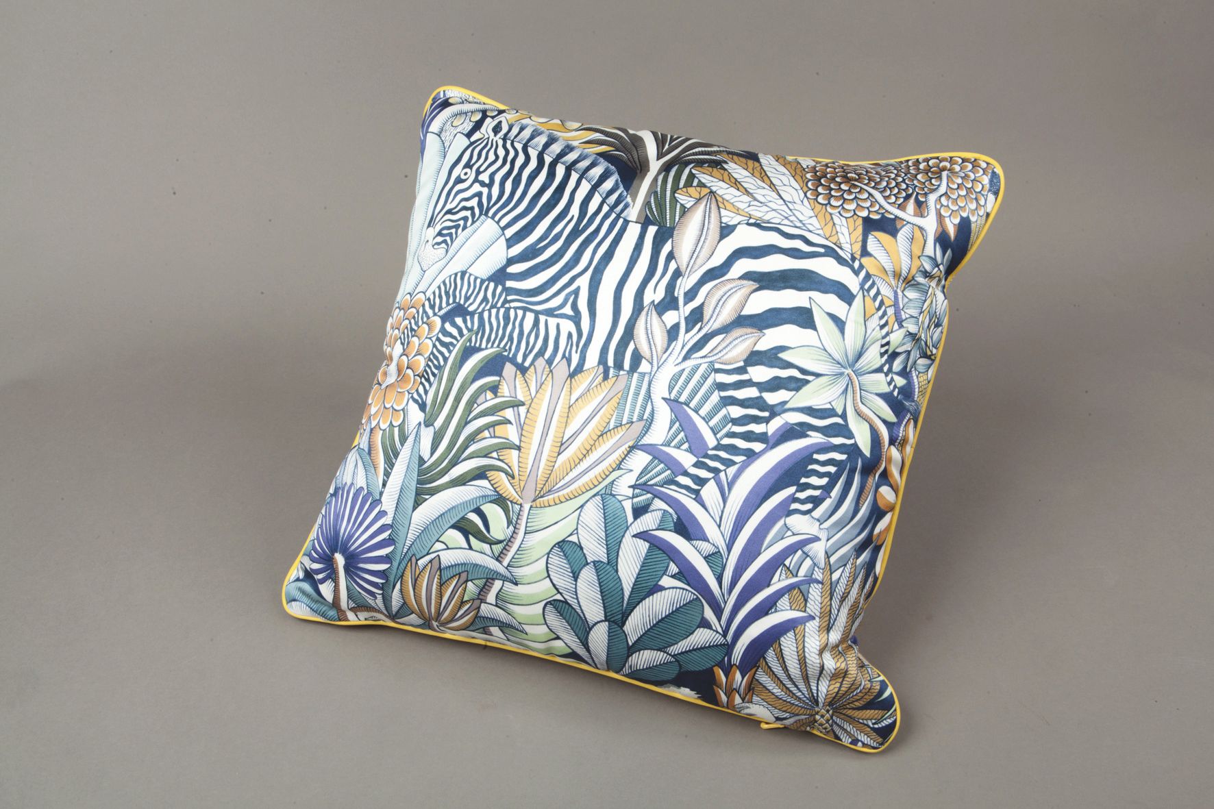 Null *HERMES Paris made in France - "Camouflaged Animals" removable cushion in i&hellip;