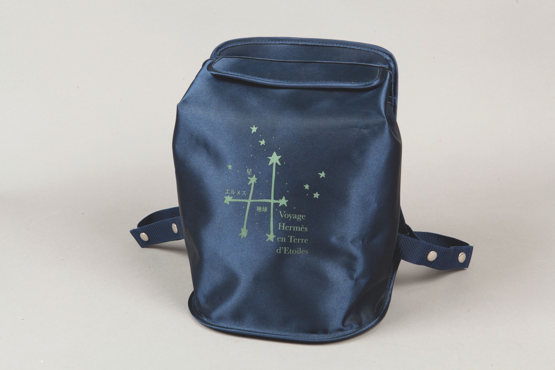 Null *HERMES Paris year 2002 - Backpack in navy nylon printed "Voyage Hermès en &hellip;