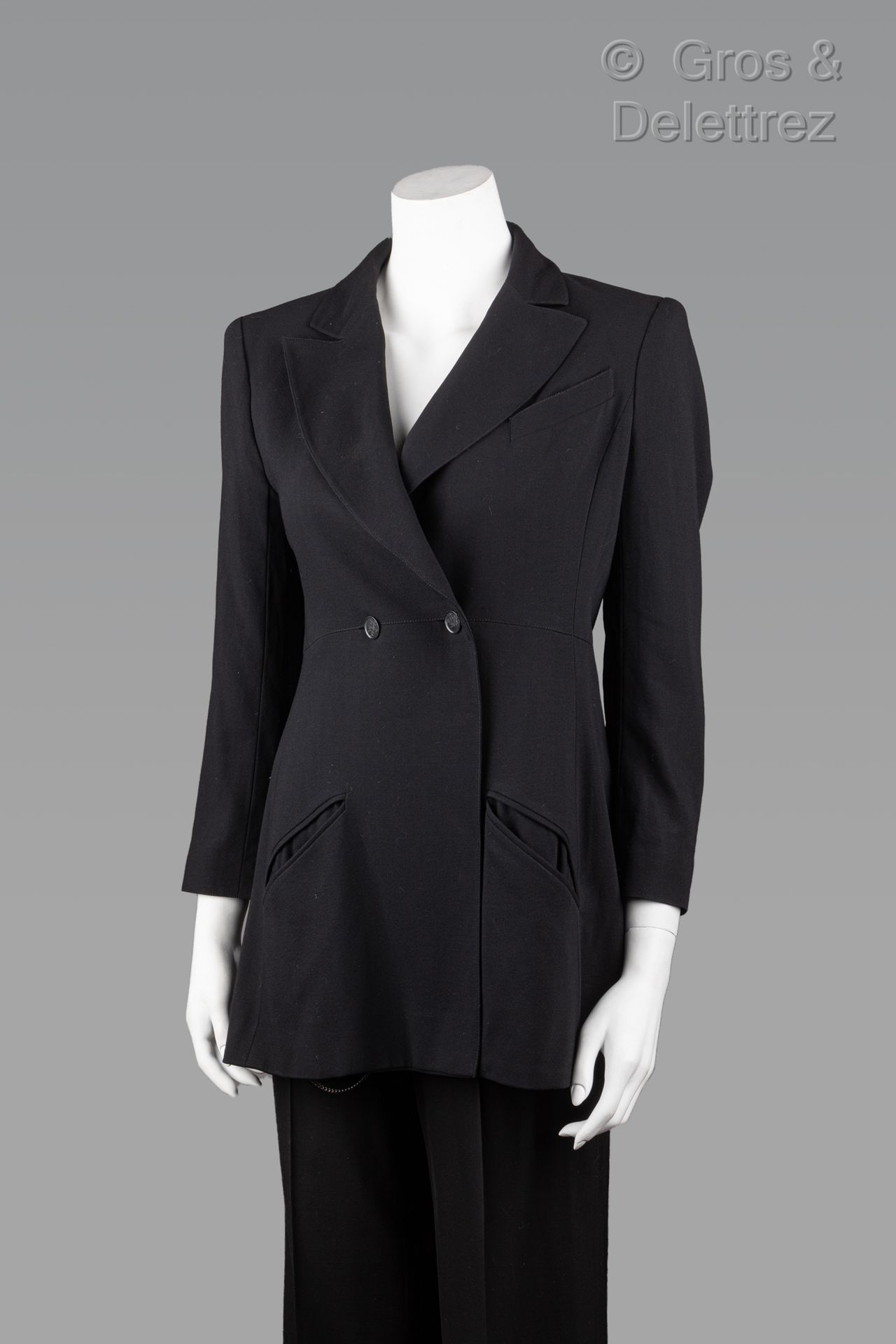 Null 卡尔-拉格斐的香奈儿专卖店

1998年春夏系列

黑色羊毛绉绸长外套，缺口披肩领，黑色漆皮单排扣，胸前口袋，两个斜插袋，长袖，背部开衩。黑色标签，白&hellip;