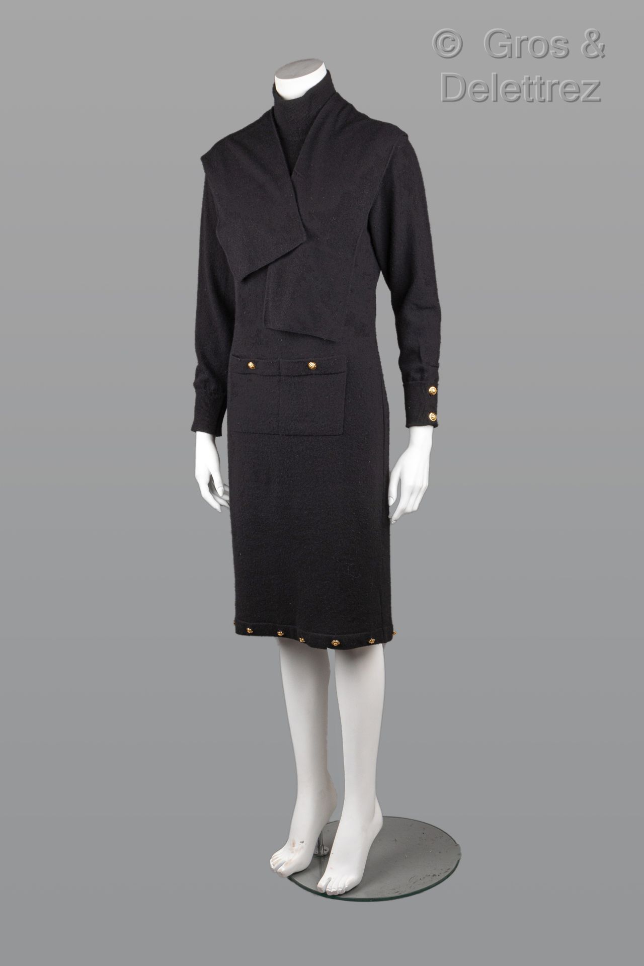 Null 卡尔-拉格斐的香奈儿专卖店

1989-1990年秋冬季成衣系列

黑色羊绒毛衣连衣裙，高领，长袖，两个贴袋，提醒在服装底部的扣子，我们正在连接其围巾&hellip;