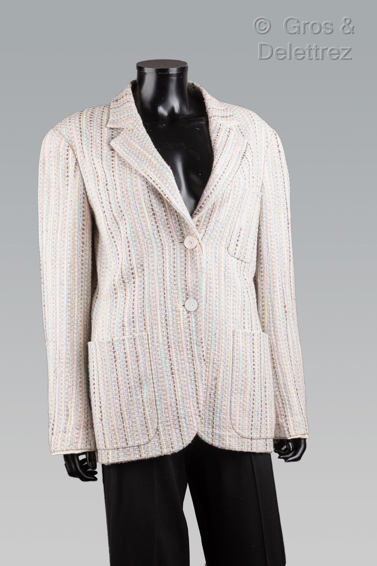 Null 卡尔-拉格斐的香奈儿

2000年邮轮系列

米色背景上有粉色条纹的粗花呢外套，有缺口的披肩领，三个贴袋，单胸，长袖，后背收紧。白色标签，黑色图案。T&hellip;