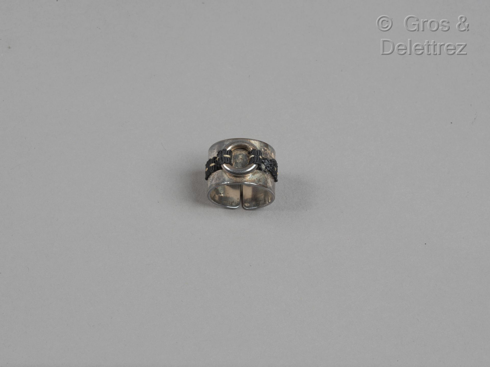 Null 香奈儿

银色925千分之一的开口戒指，穿孔，黑色尼龙带，白色。(氧化、磨损)。