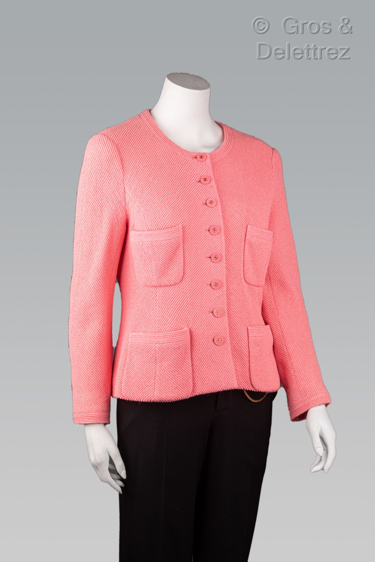 Null 卡尔-拉格斐的香奈儿专卖店

1995年巡航系列

粉红色人字纹羊毛外套，圆领，单排扣，带标志，长袖，四个贴袋。白色标签，黑色图形（污损）。