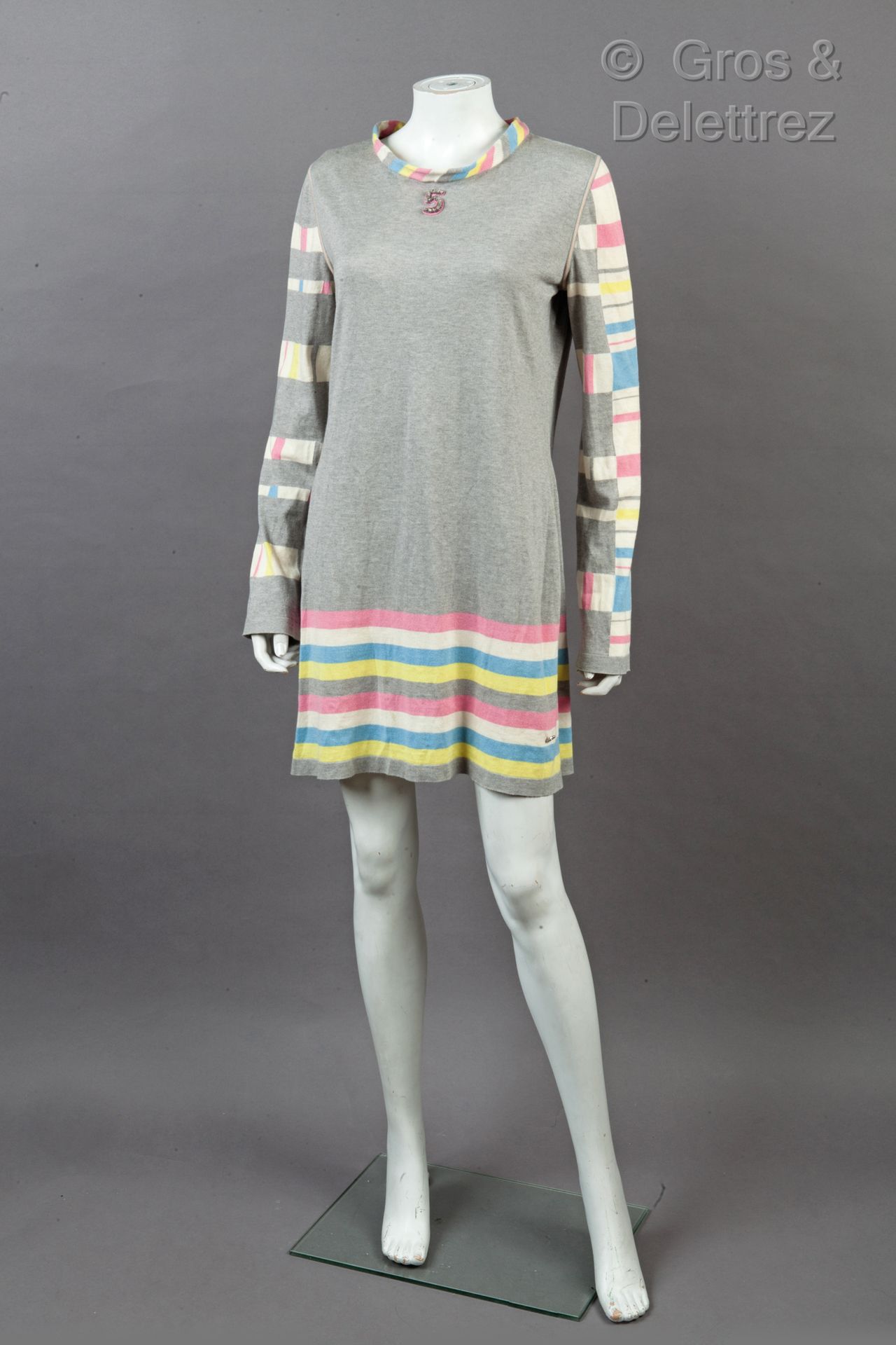 Null 卡尔-拉格斐的香奈儿

2008年春季/夏季成衣系列

灰色斑纹棉和羊绒的毛衣裙，多色，圆领口突出一个串珠 "5"，长袖。白色标签，黑色图案。T.44&hellip;