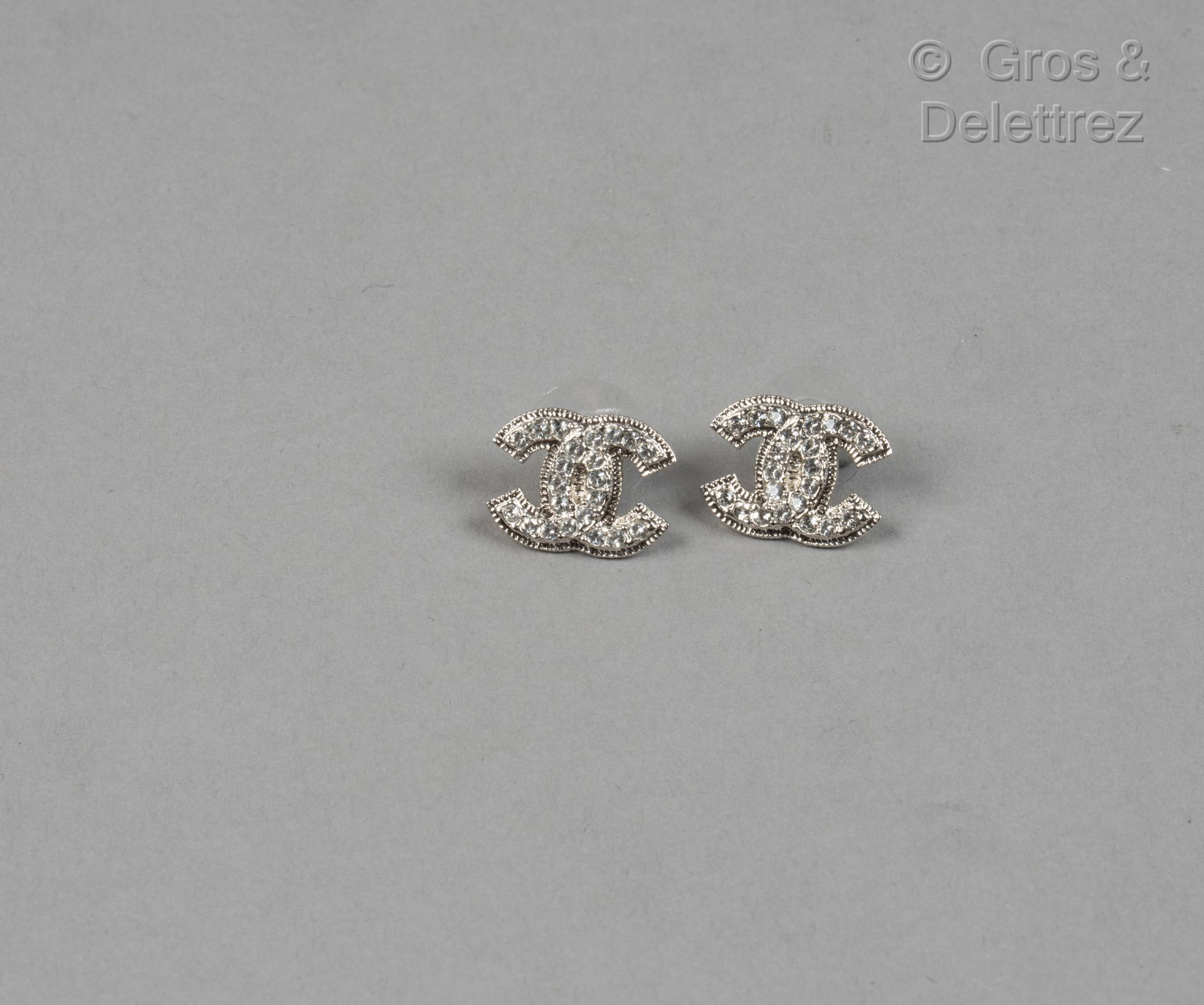 Null 卡尔-拉格斐的香奈儿

2012年连续收集

一对镀银金属的穿孔耳钉 "CC"，其特点是用施华洛世奇的水钻仿造钻石来镶嵌品牌的标志。盘上有签名。高度：&hellip;