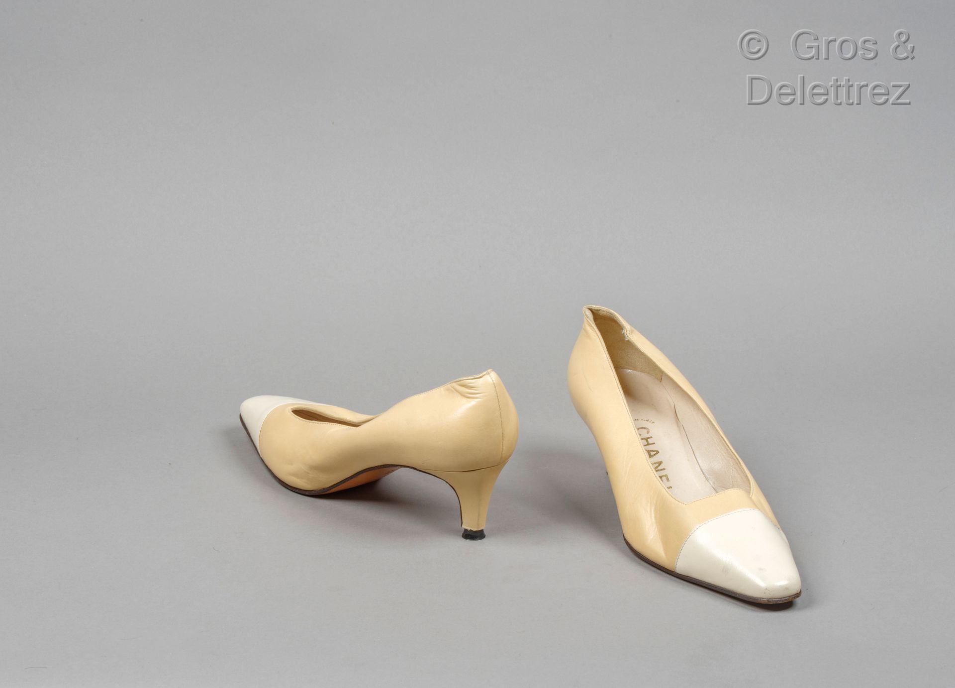 Null CHANEL

Pair of beige and ecru two-tone lambskin leather pumps, 50mm covere&hellip;