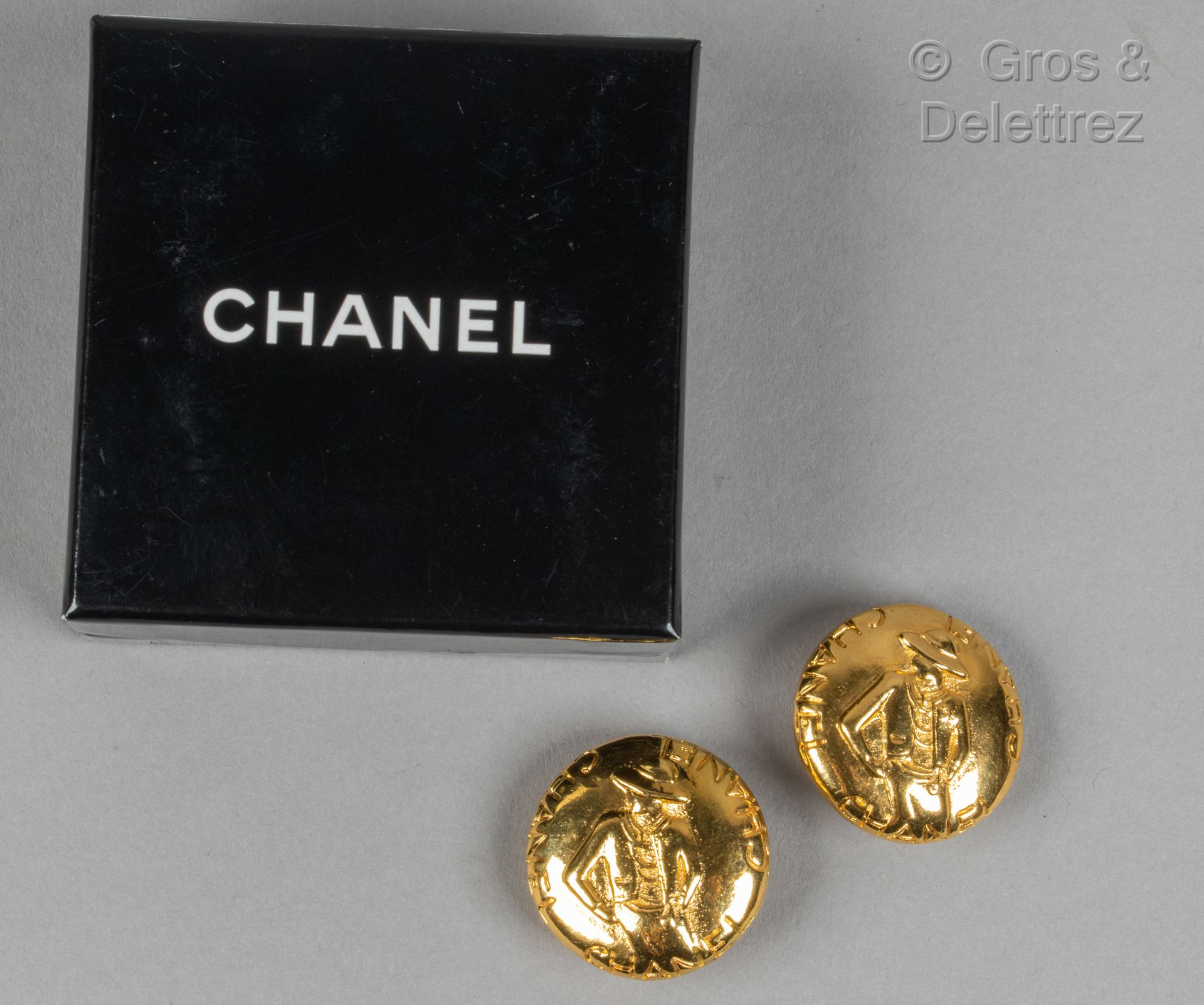 Null 卡尔-拉格斐的香奈儿

1988年春夏高级成衣系列

一对镀金金属的圆形耳夹，上面有小姐的雕像。盘上有签名。直径：2,6厘米。