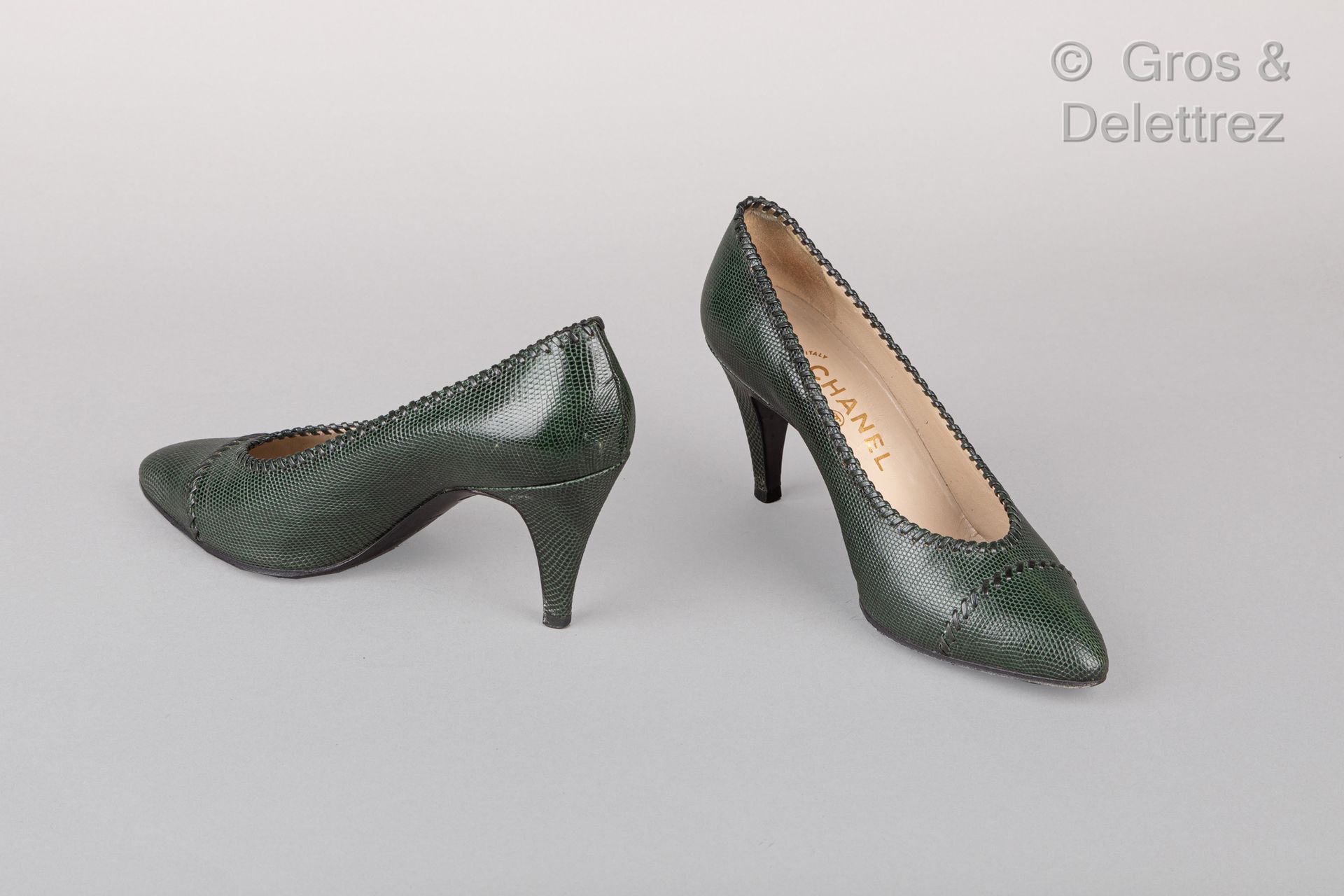 Null 香奈儿

一双杉木绿蜥蜴鞋，80毫米的有盖鞋跟，皮革鞋底。T.37.状况非常好（略有破损）。