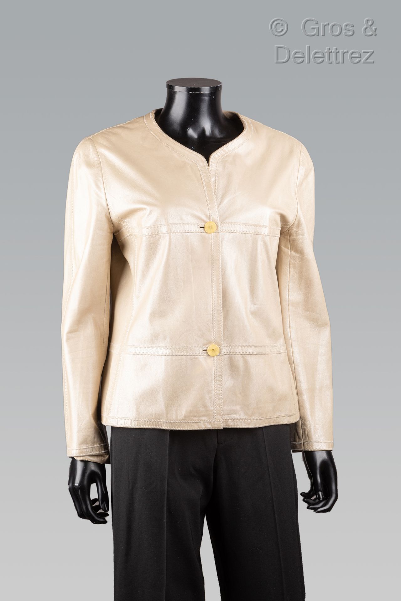 Null 卡尔-拉格斐的香奈儿专卖店

1999年春/夏系列

珍珠色皮夹克，圆领，单排扣，长袖。白色标签，黑色图案。T.44.状况良好（有小的痕迹）。