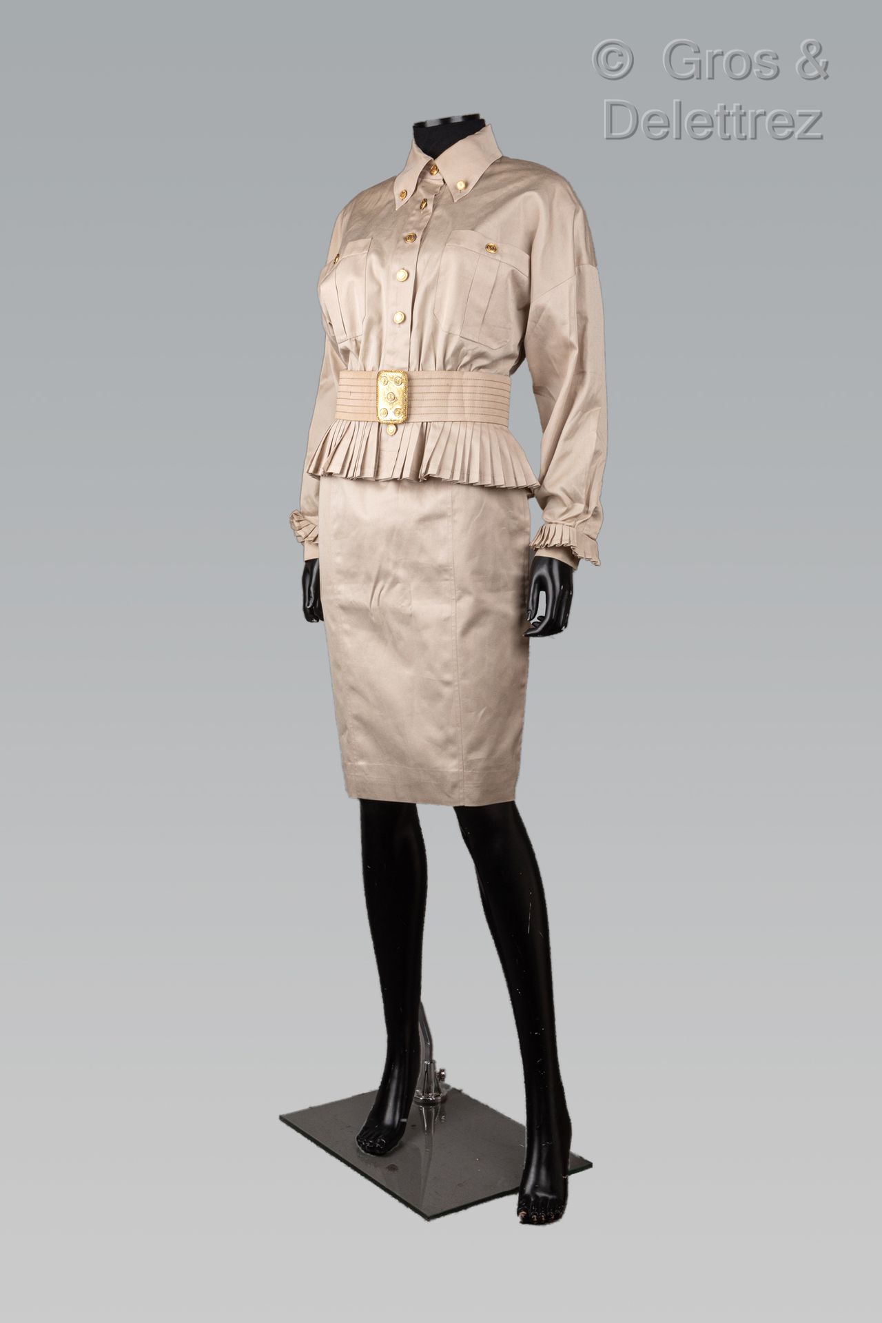 Null 卡尔-拉格斐的香奈儿专卖店

1986-1987年秋/冬系列

沙色棉质服装，包括一件外套，小领子，单胸，上面有小姐的肖像，衣服底部从腰部开始打褶，长&hellip;