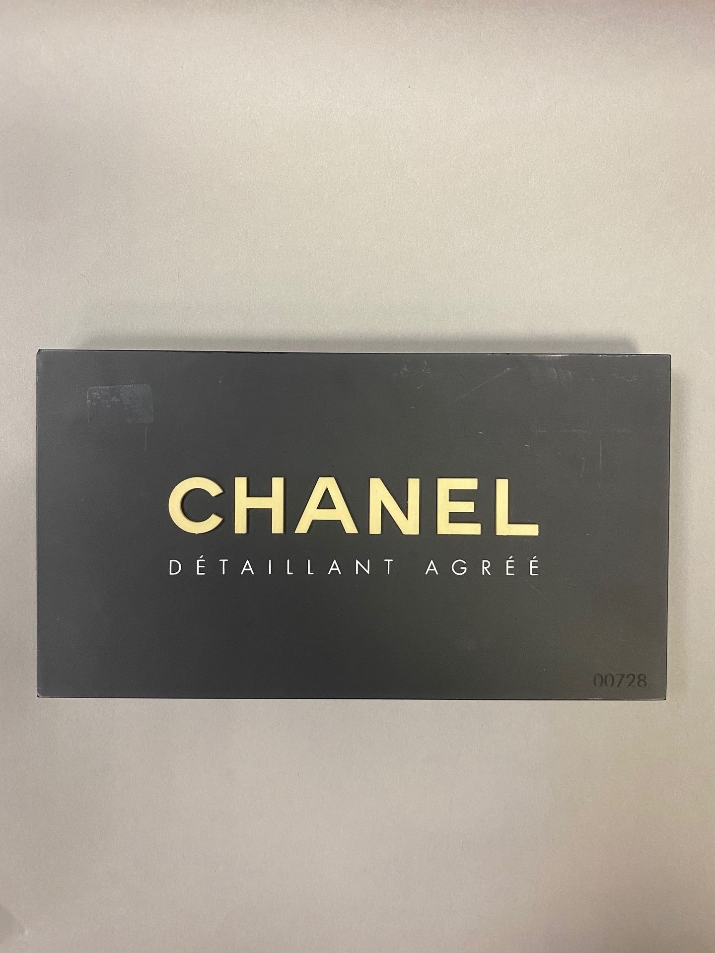 Null CHANEL

Targa da banco con il nome della Casa.