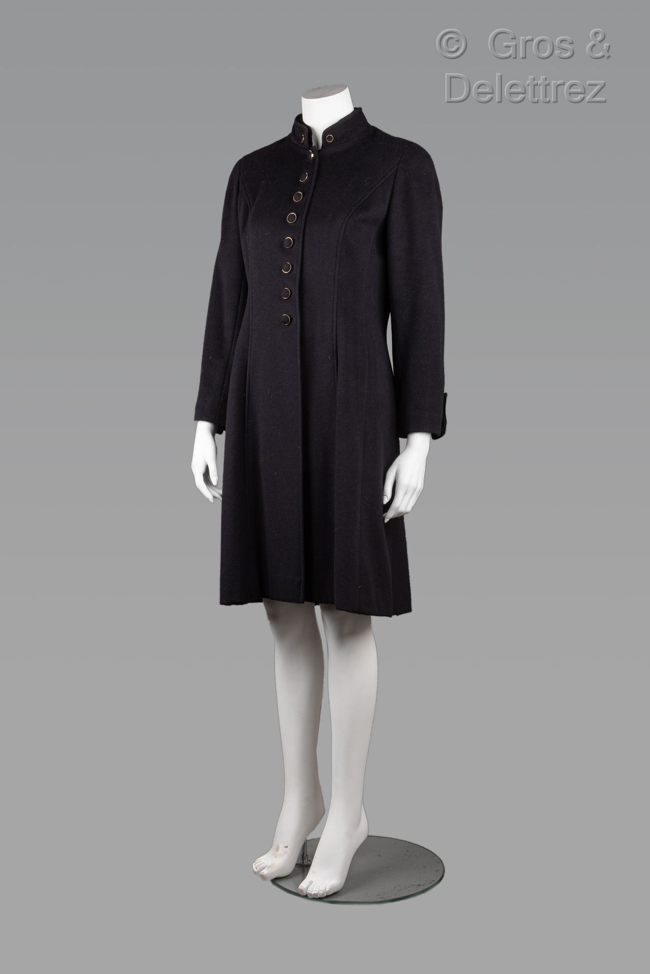 Null 卡尔-拉格斐的香奈儿专卖店

约1992年

黑色羊绒大衣，小双领，部分颜色为天鹅绒，单排扣，长袖，缝中有两个垂直口袋。黑色标签，白色图案。