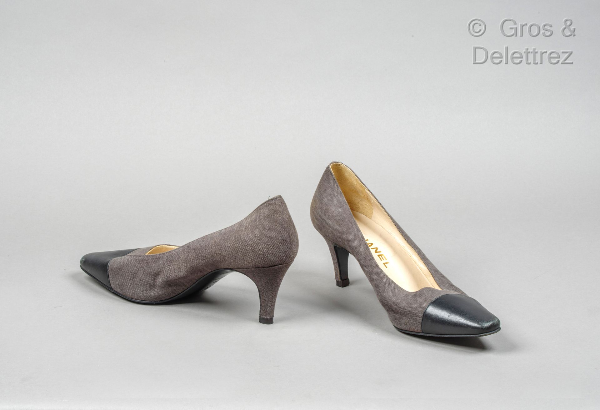 Null CHANEL

Pair of grey linen pumps, black lambskin leather tips, 60mm covered&hellip;