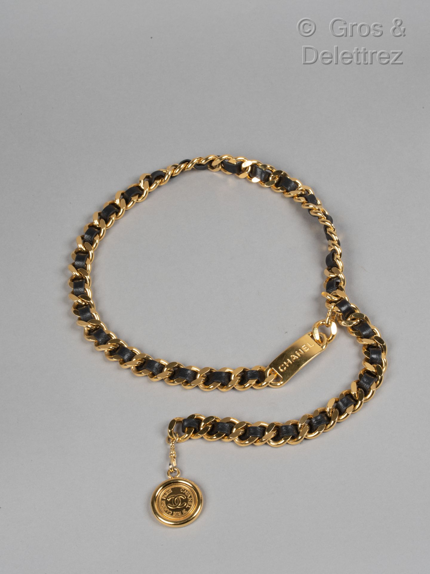 Null 卡尔-拉格斐的香奈儿

1996-1997年秋冬季成衣系列

镀金金属链带与黑色小羊皮交错在一起，最后是一个印有品牌名称的奖章，钩扣。签名。长度：83&hellip;