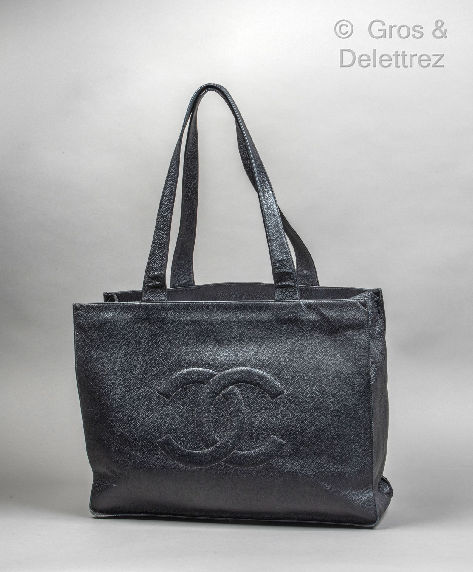 Null CHANEL by Karl Lagerfeld

Circa 1990

GM 42cm shopping bag in black caviar &hellip;