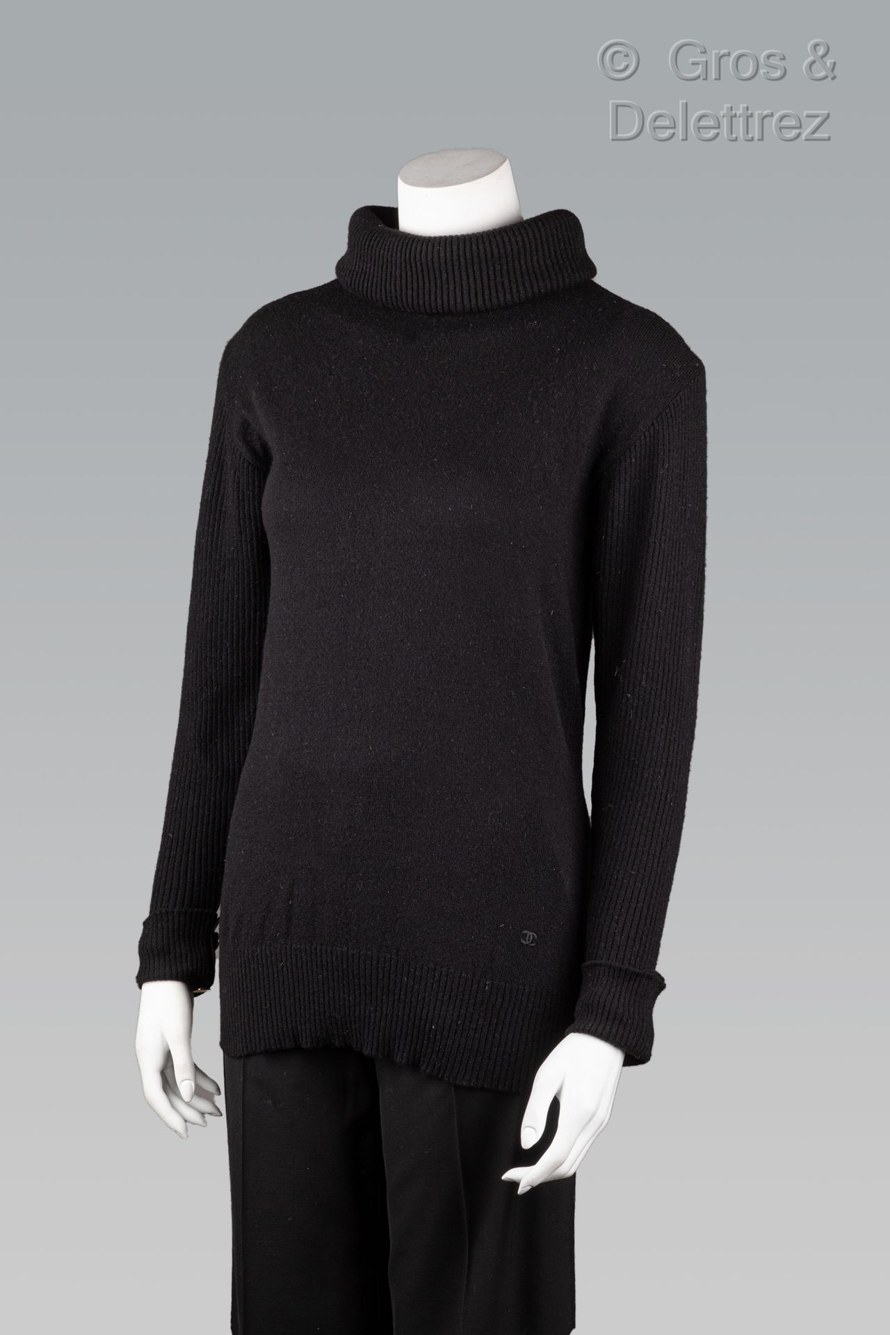 Null 卡尔-拉格斐的香奈儿

1987-1988年秋/冬高级成衣系列

黑色羊绒毛衣，罗纹漏斗领，提醒长袖和衣服底部的人。黑色标签，白色图案。